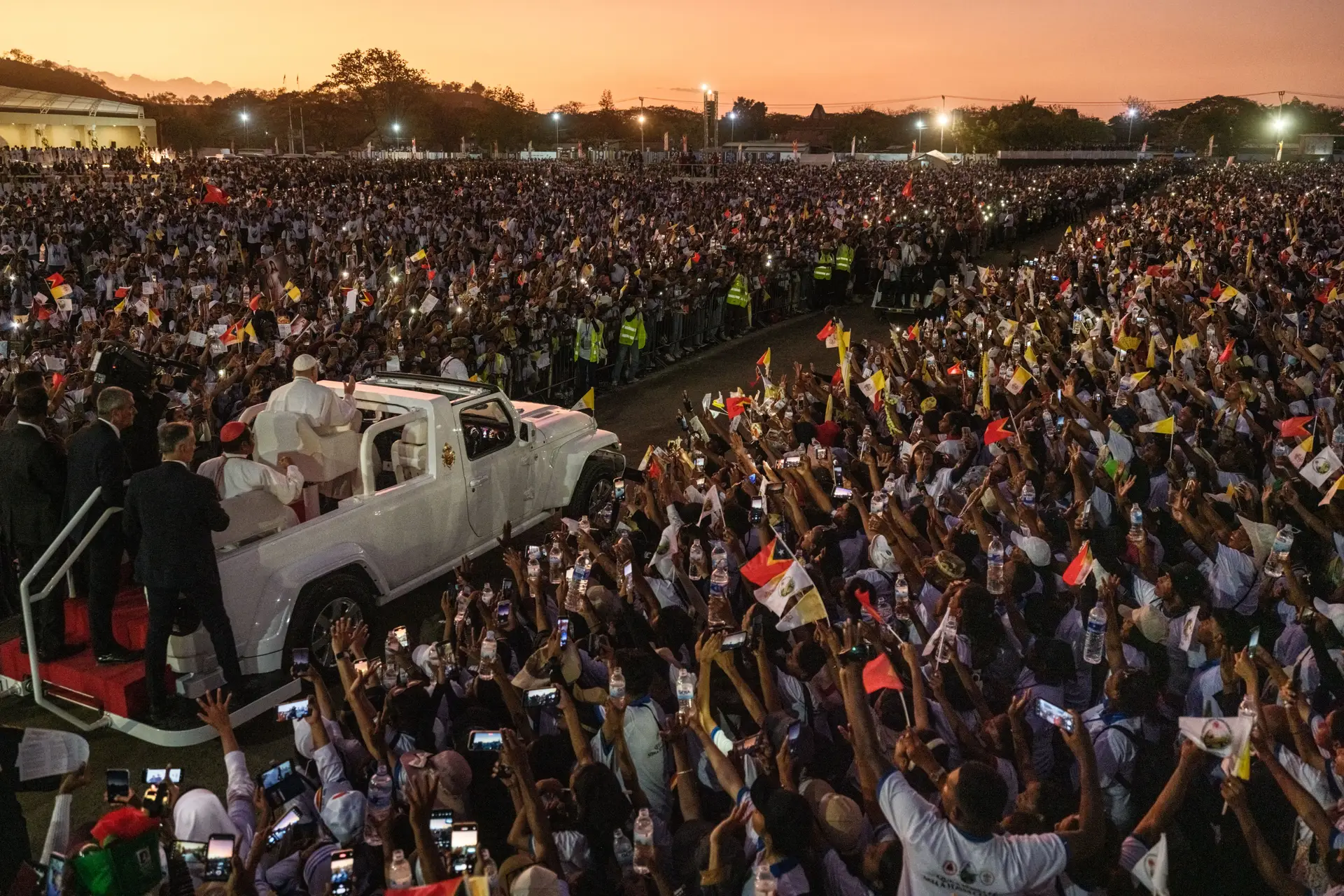 O Papa Francisco cumprimenta os fiéis católicos depois de uma missa na Esplanade de Tasitolu em Dili, Timor Leste, a 10 de Setembro de 2024