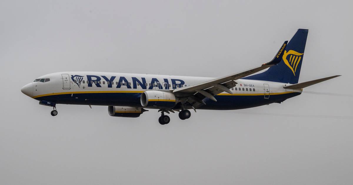 Passageiro foi sugado pela janela de um avião da Ryanair e obrigou a aterragem de emergência