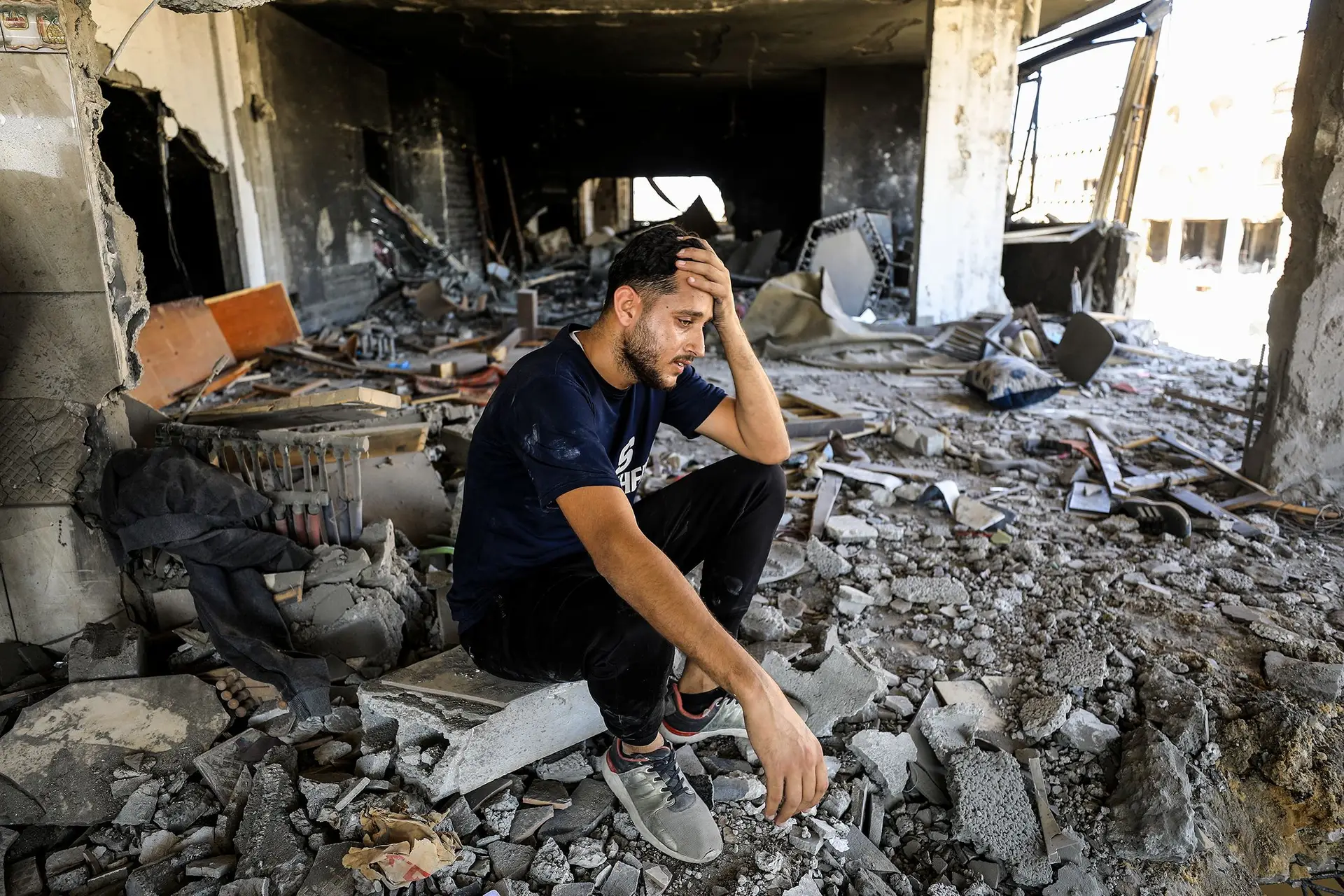 Palestiniano entre escombros na cidade de Gaza