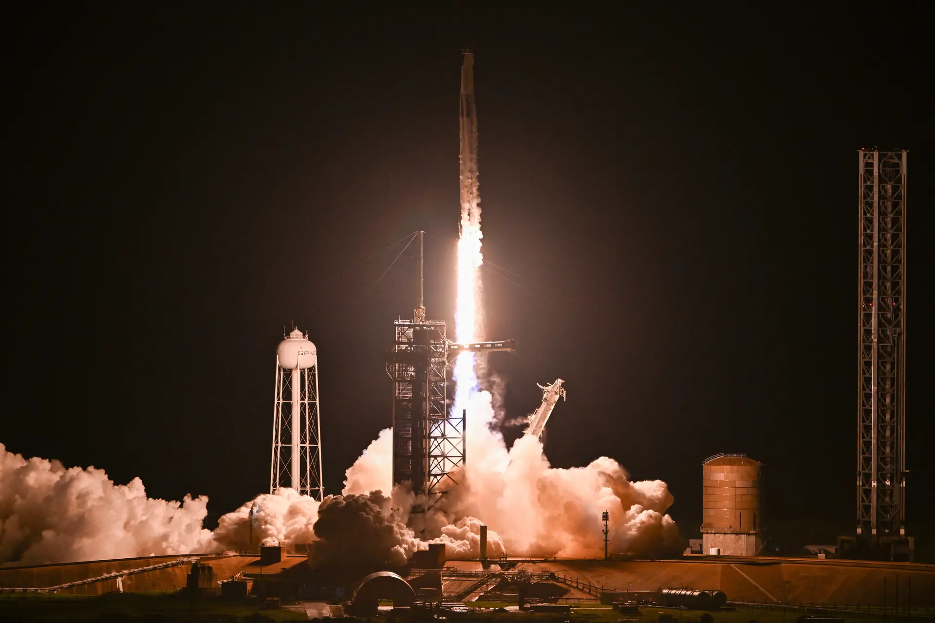 Voo da Space X com quatro astronautas a bordo. A empresa de Elon Musk é a principal referência para a indústria europeia