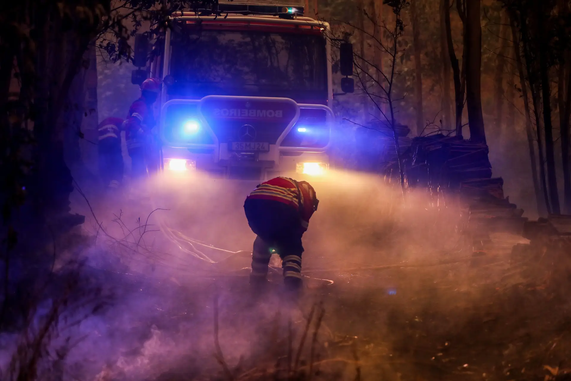 “Foi como abrir a porta do inferno, o fogo cercou-nos como um anel de 360º. Nunca vimos nada assim”: as chamas no meio de Albergaria-a-Velha