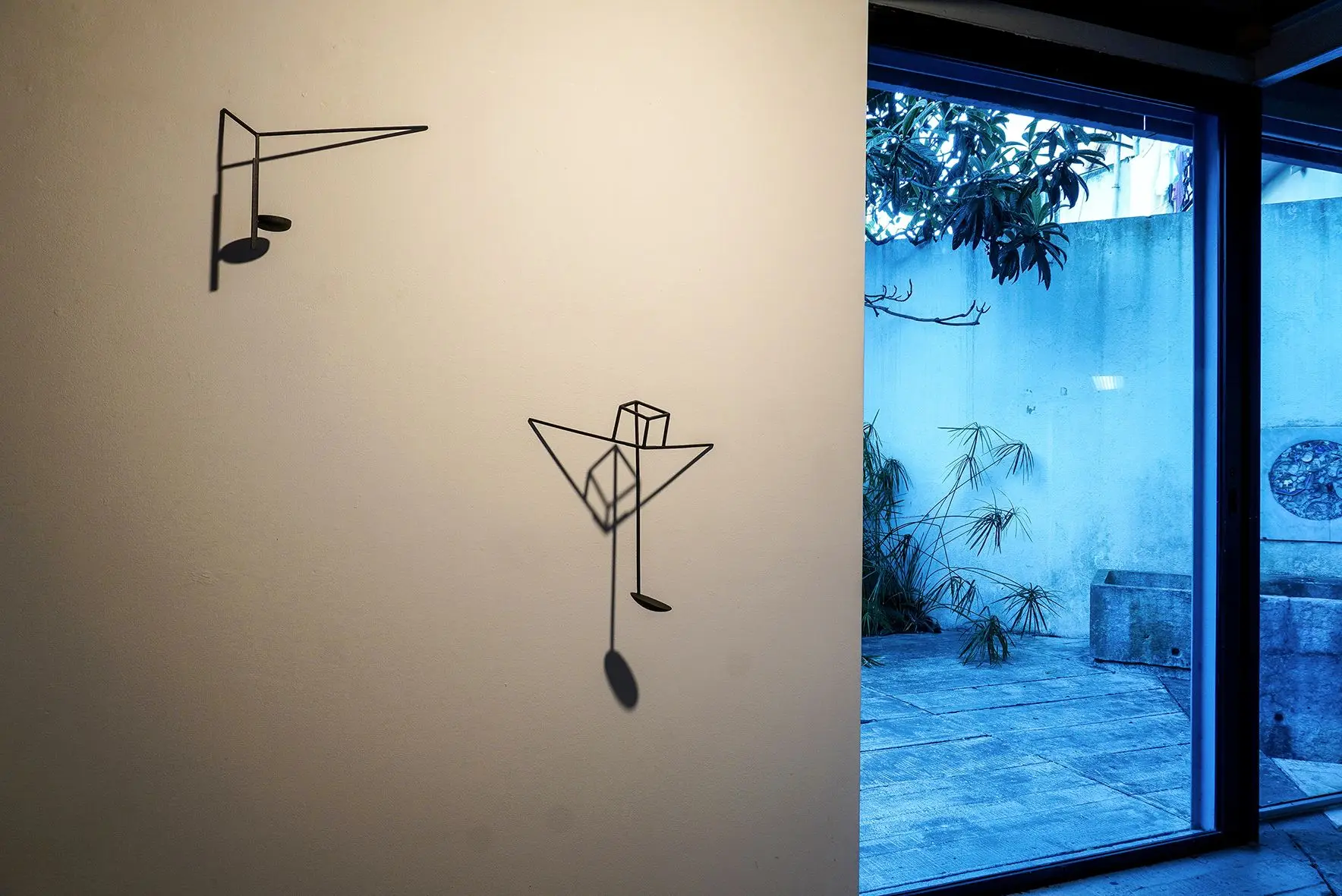 O nosso prazer cresce no  espaço atravessado pela escultura entre o que se vê e o que se adivinha