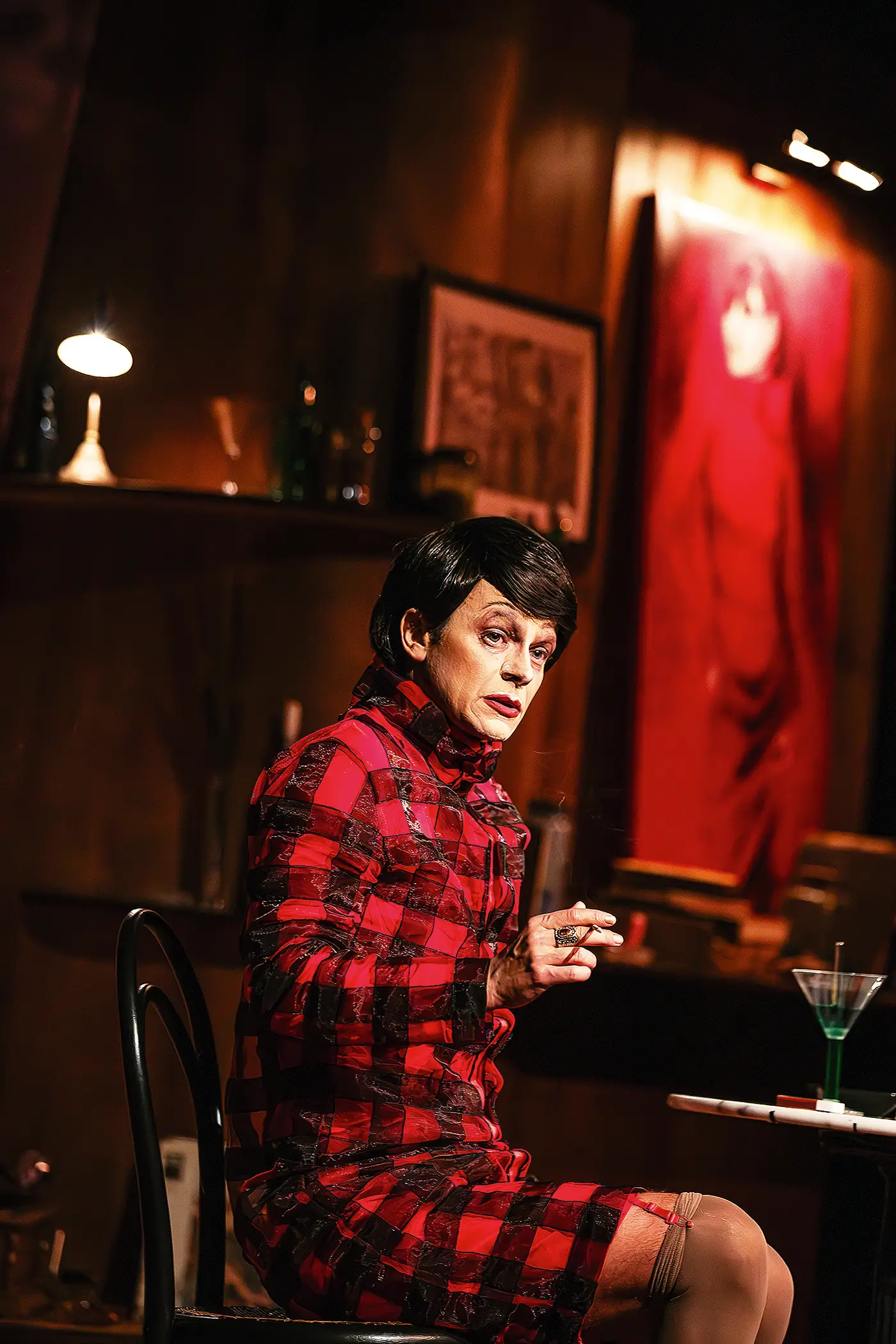Sylvia von Harden (Cristóvão Campos) é, na pintura, uma mulher angulosa, de cabelos curtos, castanhos, lábios vermelhos