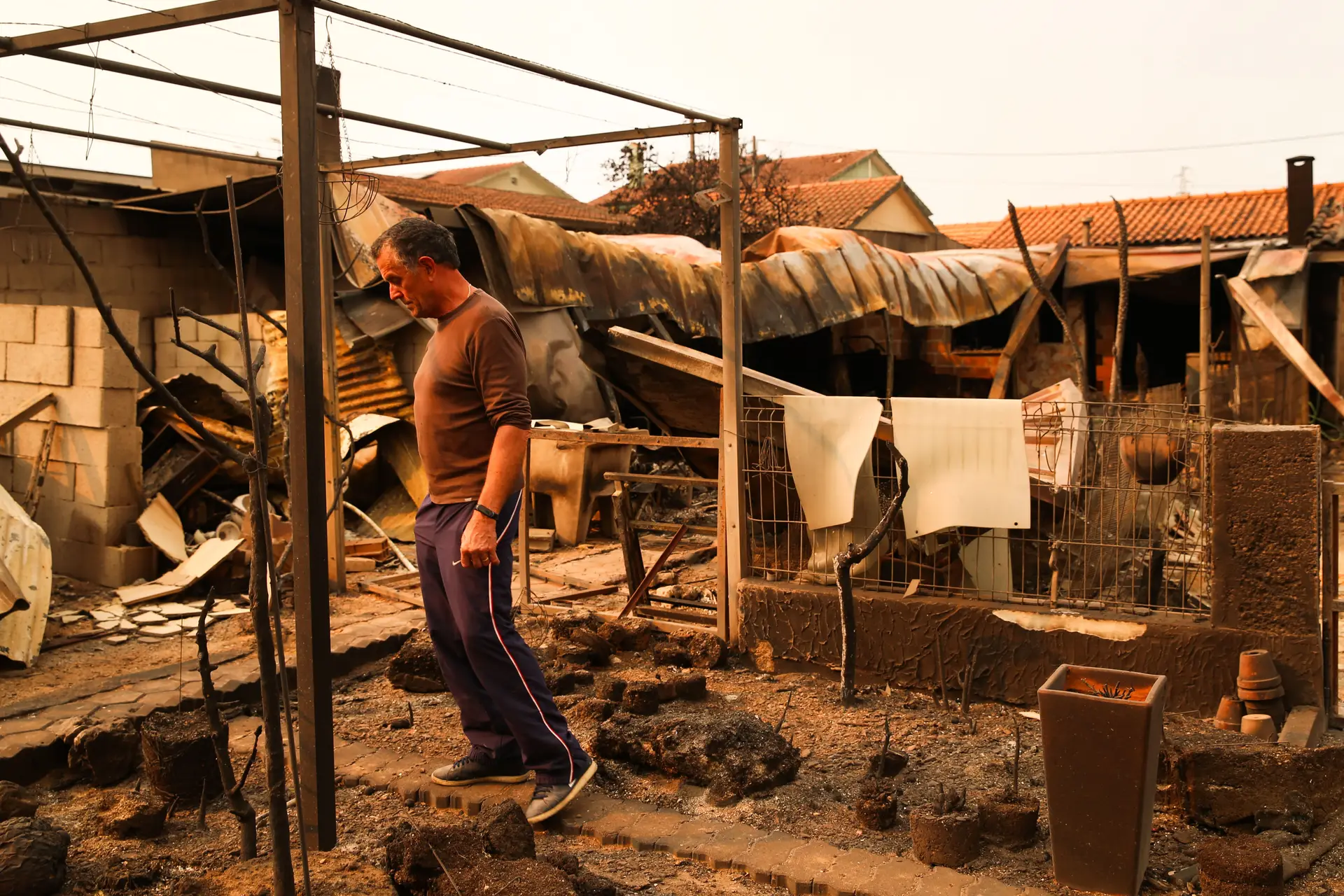 Seguradoras acompanham incêndios com peritos no terreno, ainda sem estimativas de prejuízos