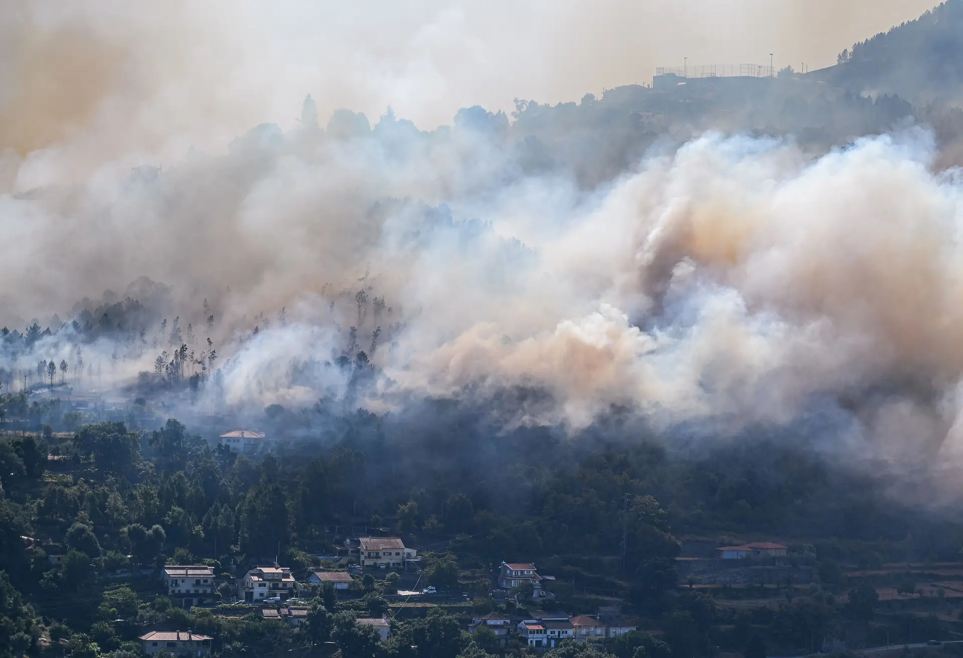 Bombeiros militares espanhóis já estão no terreno e trabalham nos fogos de São Pedro do Sul