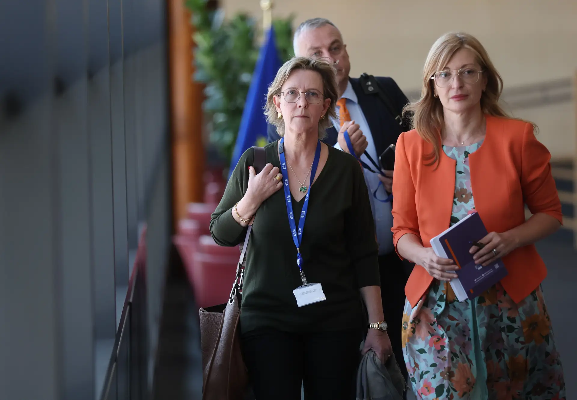 Maria Luís Albuquerque diz que não tem interesses financeiros a declarar, eurodeputados pedem mais informação
