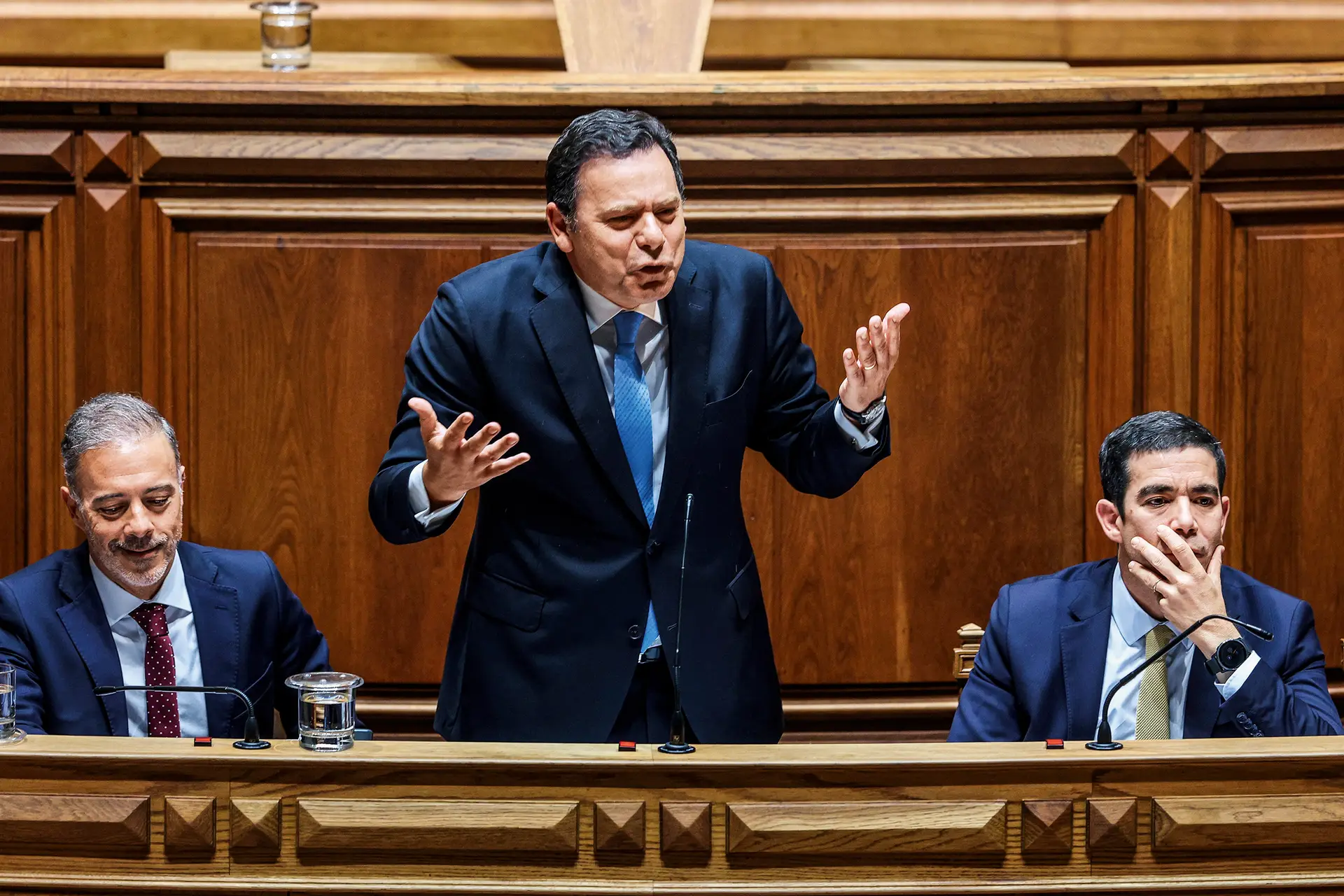 Nos debates no Parlamento, Montenegro tenta apontar aos dois lados 