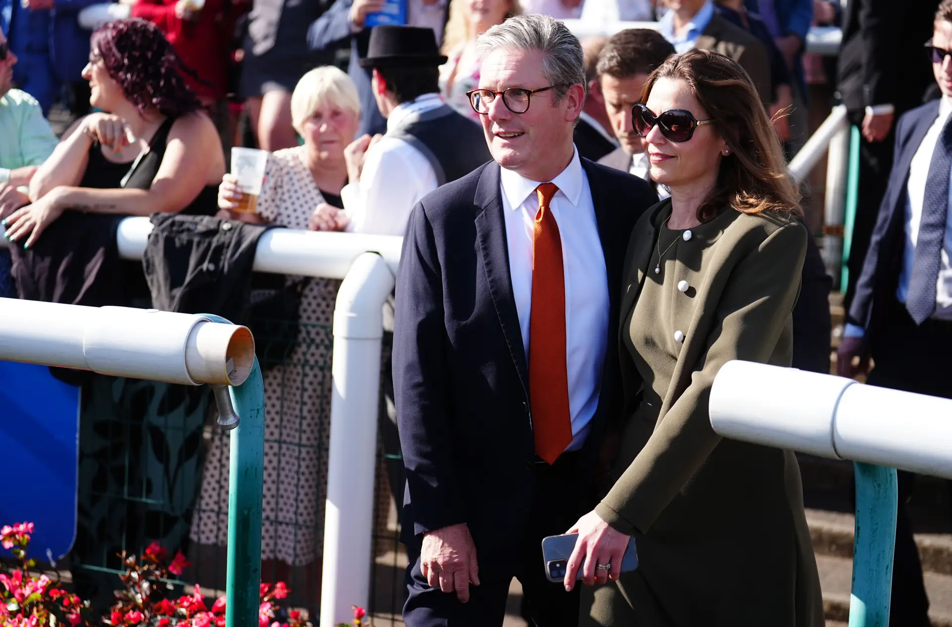 Keir e Victoria Starmer num festival de corridas de cavalos em Doncaster, Inglaterra 