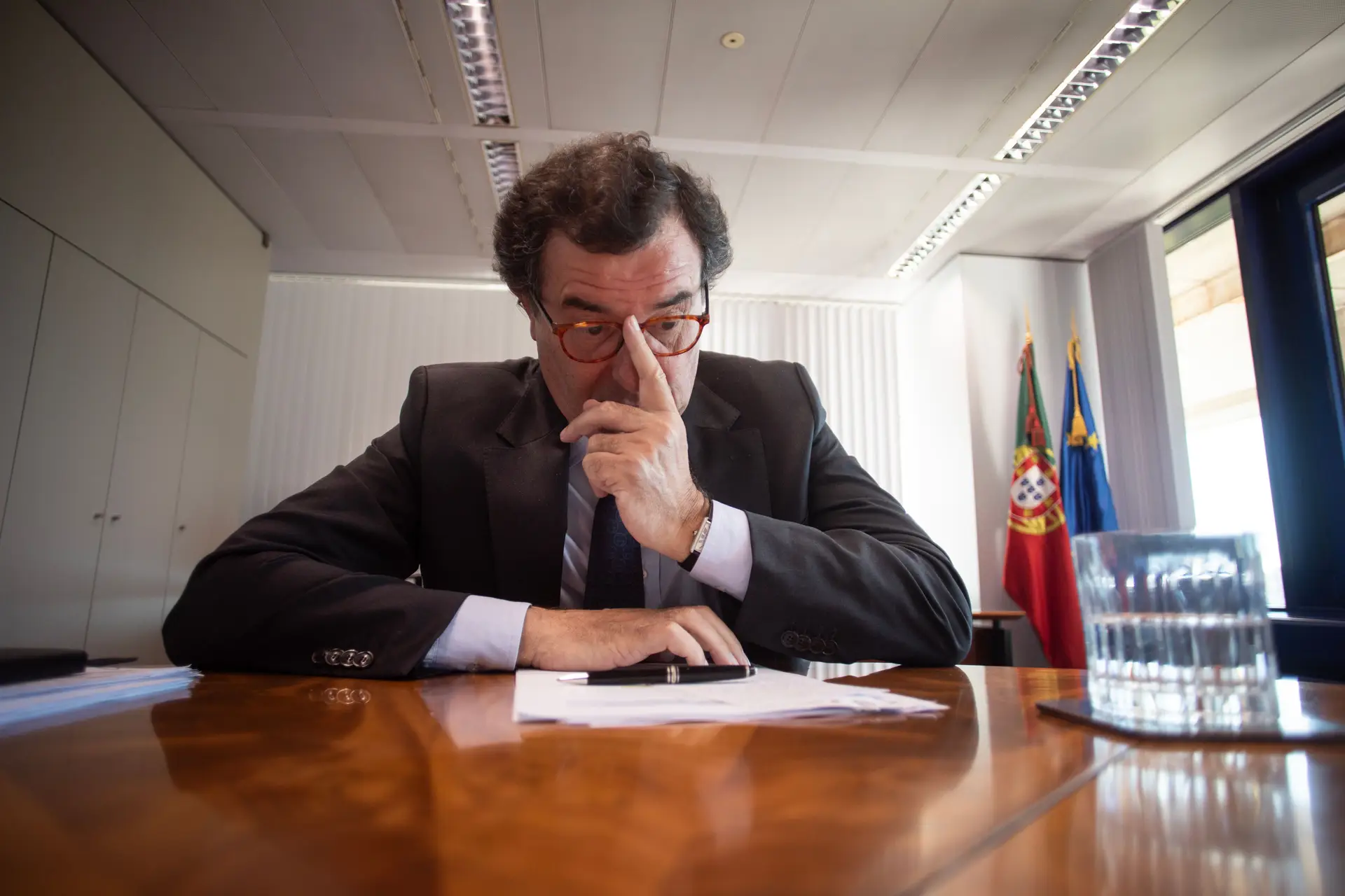 Ministro da Coesão insiste que alteração à lei dos solos visa aumentar oferta de terrenos e "baixar o preço das casas"