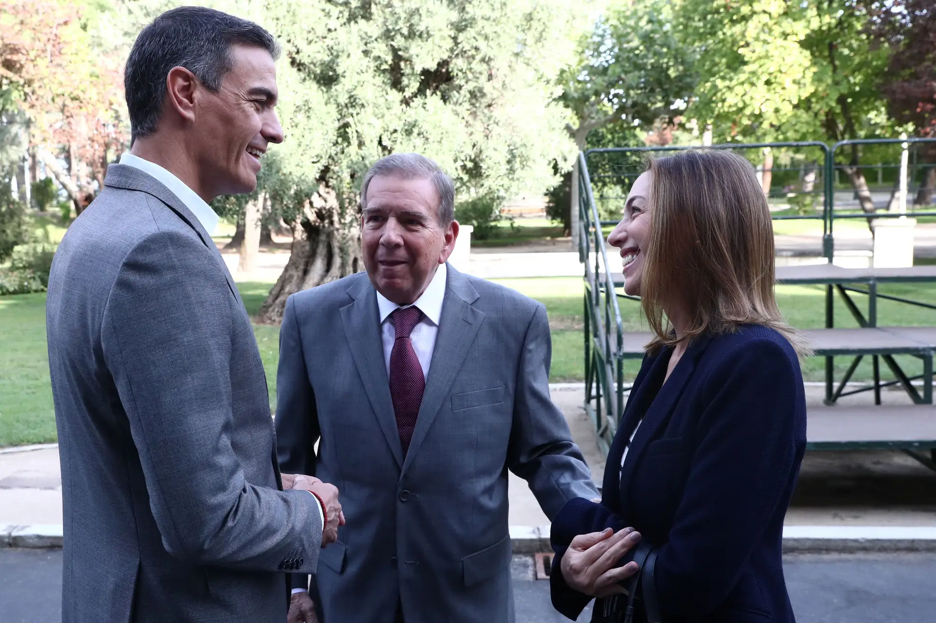 Encontro entre o primeiro-ministro espanhol Pedro Sánchez e Edmundo González, que se fez acompanhar pela filha Carolina González, no Palácio da Moncloa, em Madrid