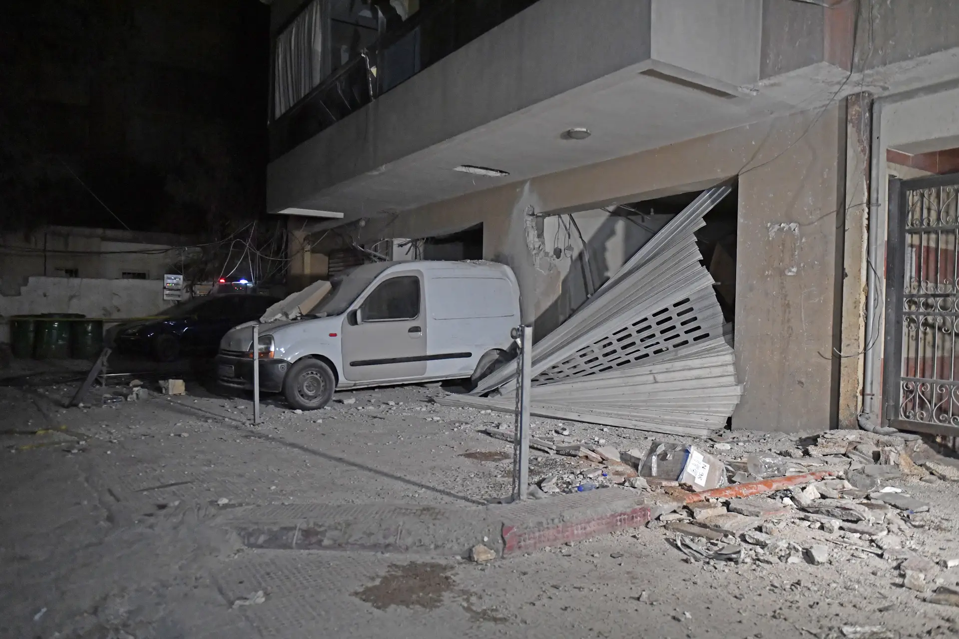 Carros e edifícios ficaram danificados após um ataque israelita ter atingido o bairro de Madi, em Dahiyeh, a sul da capital do Líbano 