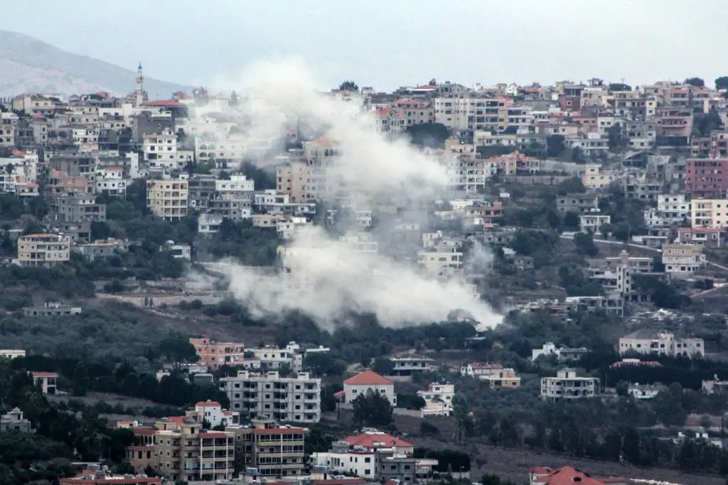 Ataques israelitas no Líbano fazem mais mortos, Hezbollah dispara uma centena de foguetes: o dia 352 de guerra no Médio Oriente