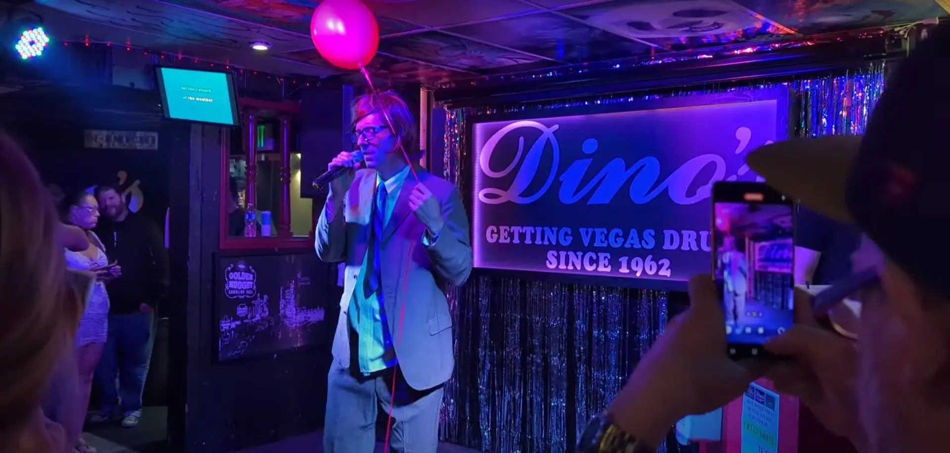 Chris Martin dos Coldplay a cantar num bar de karaoke? Aconteceu e há vídeo