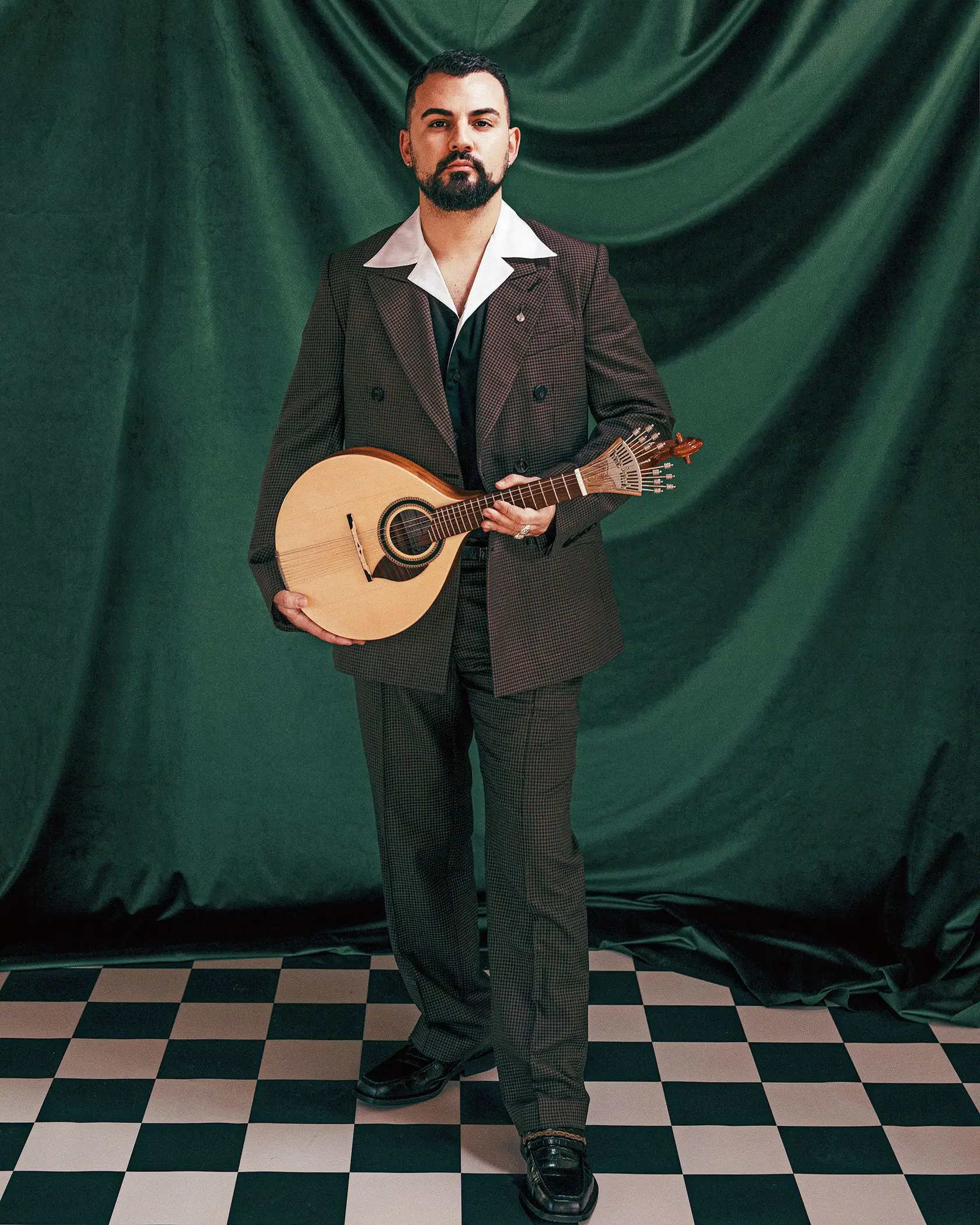 Sérgio Onze venceu a Grande Noite do Fado com apenas 9 anos e foi construindo o seu caminho em casas de fado lisboetas até chegar ao primeiro álbum