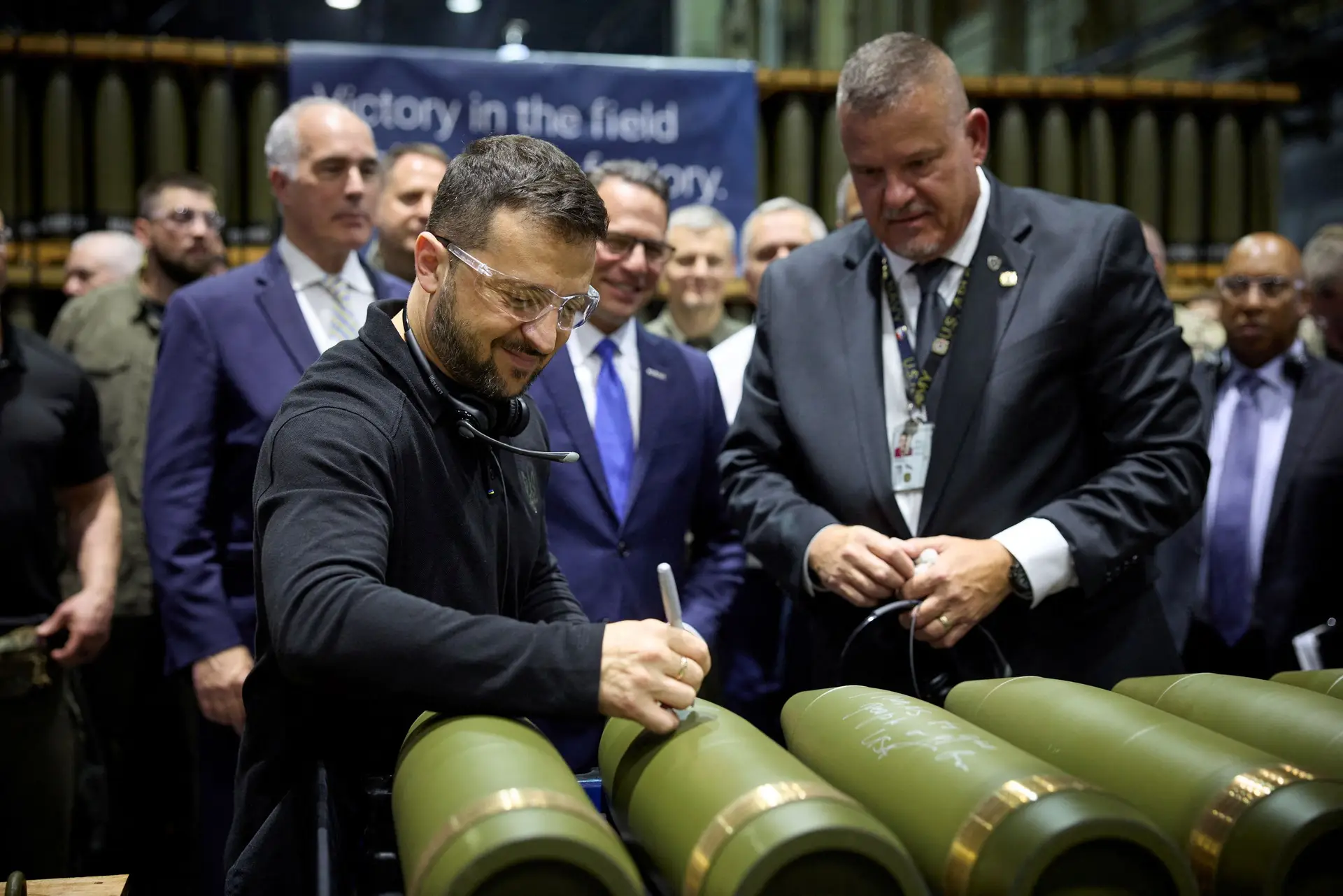 Volodymyr Zelensky visita fábrica de armamento nos Estados Unidos