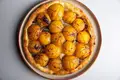 Tarte de ameixa e xarope de romã