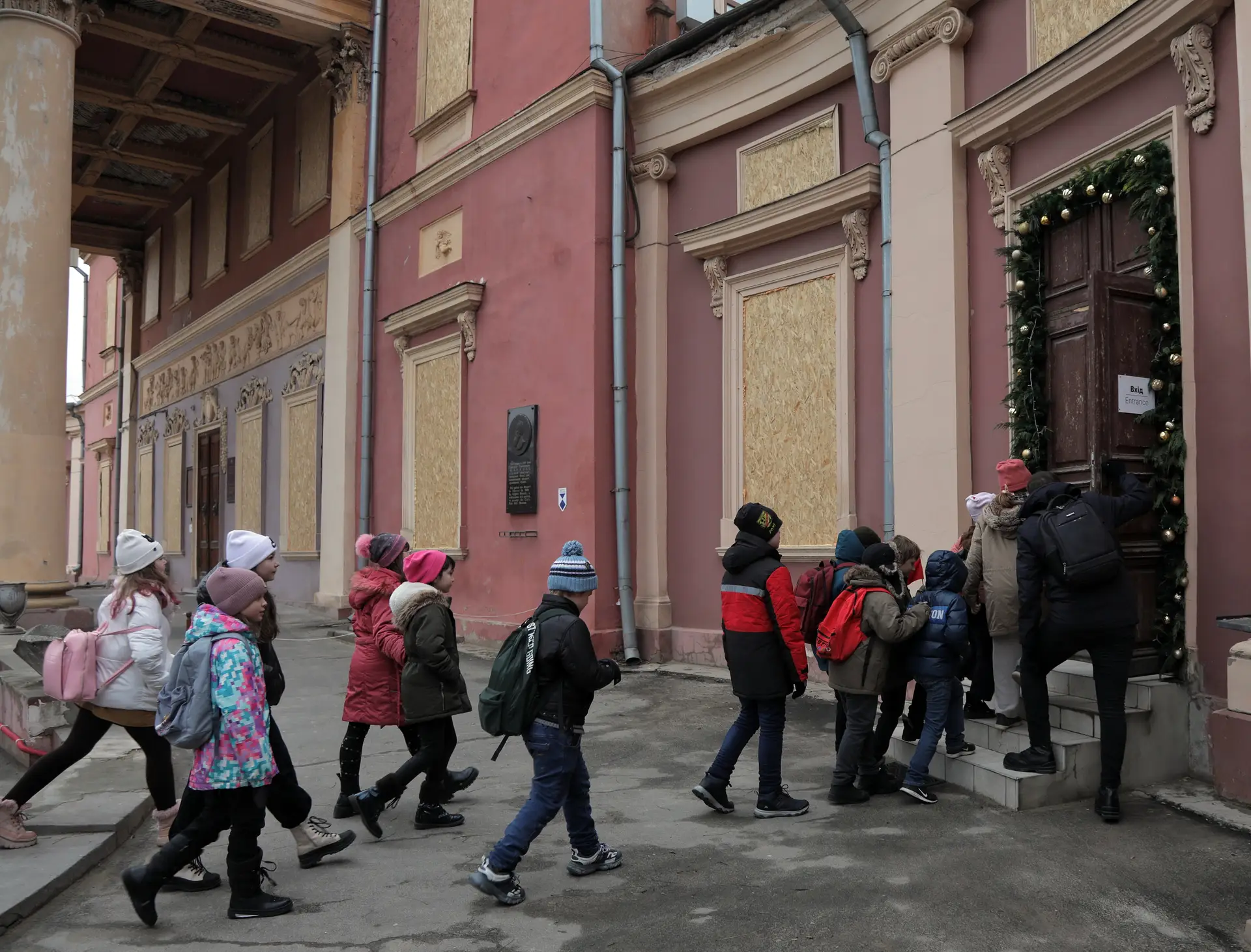 Crianças ucranianas visitam museu em Odessa