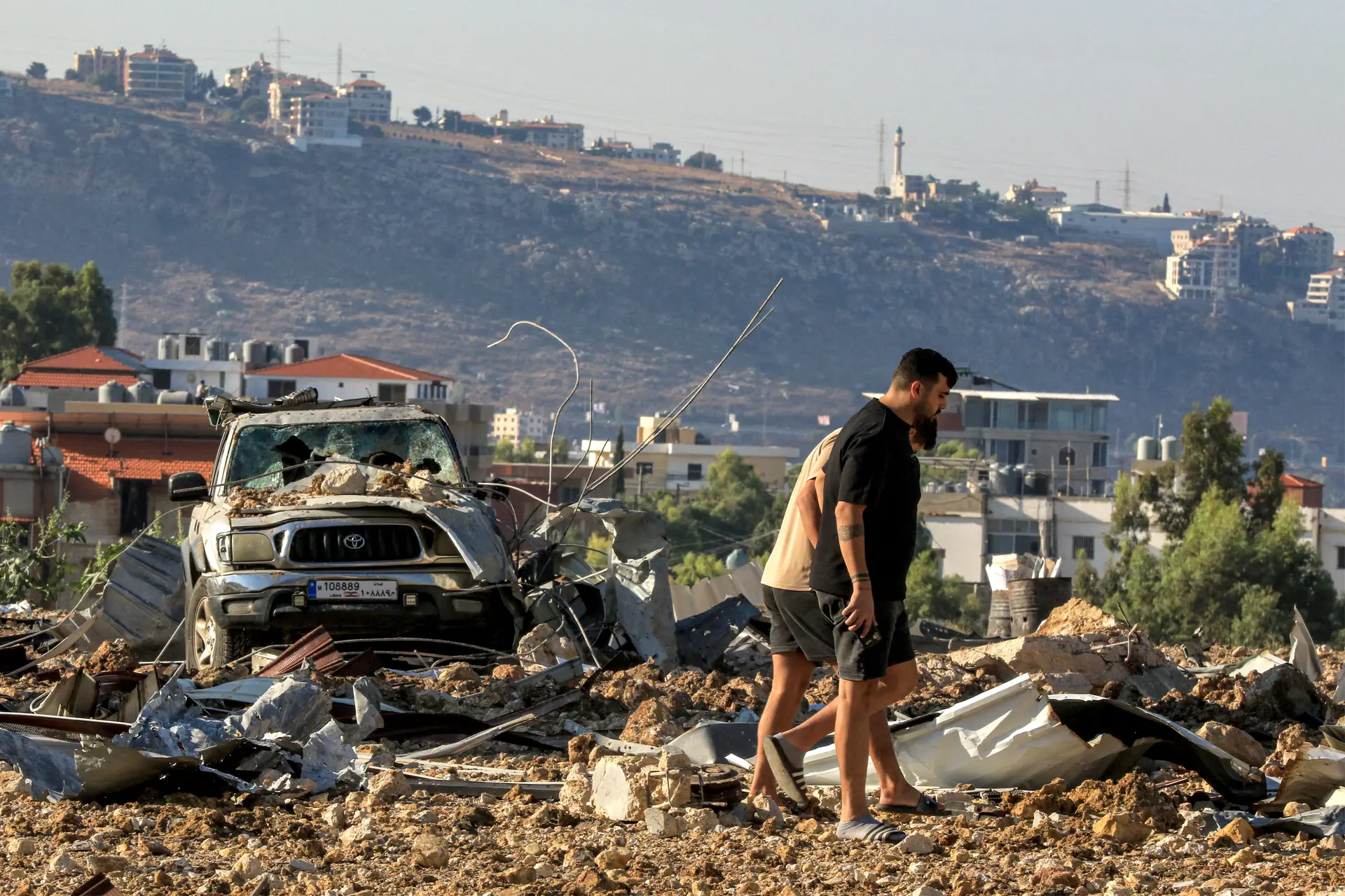 Destroços, após um ataque aéreo de Israel, na autoestrada que liga Beirut à cidade Sidon, no sul do Líbano