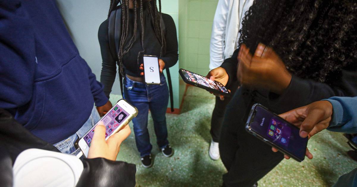 Decisão sobre proibição de smartphones nas escolas além do 6º ano vai ser anunciada no final do ano letivo