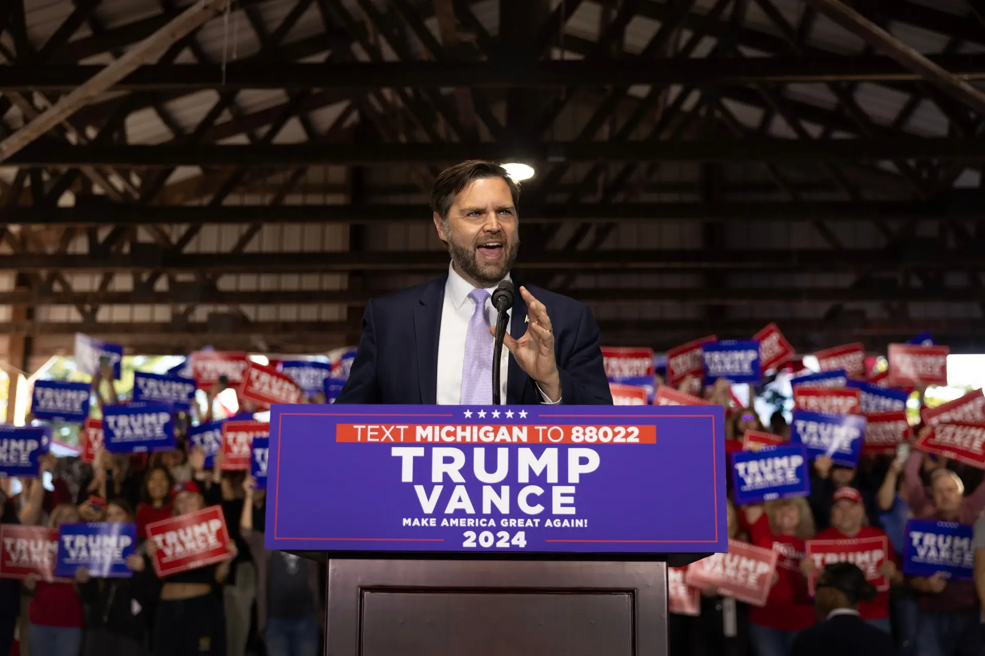 J.D. Vance em comício por Trump no estado do Michigan