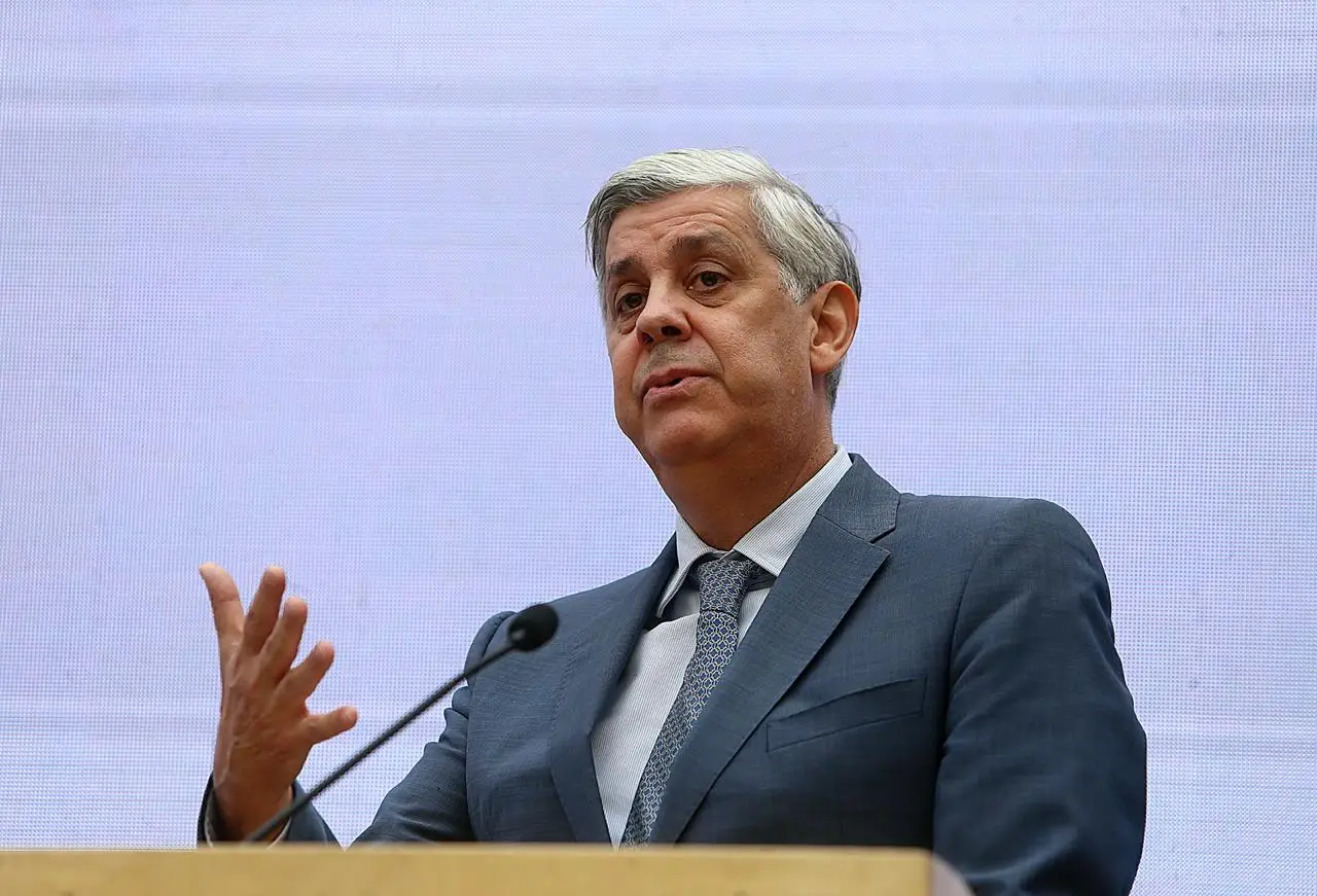 “Desvio não é sustentável”: Centeno diz que despesa será €1075 milhões superior à prometida pelo Governo e garante não fazer “oposição”