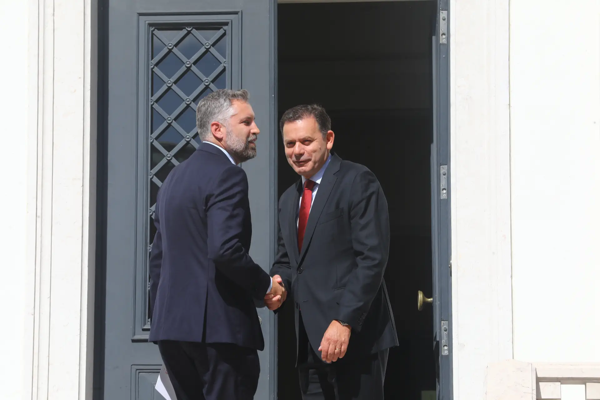 A distância entre Pedro Nuno e Montenegro é de mil milhões e de política: "É injusta", diz Pedro Nuno; "Radical e inflexível" diz Montenegro