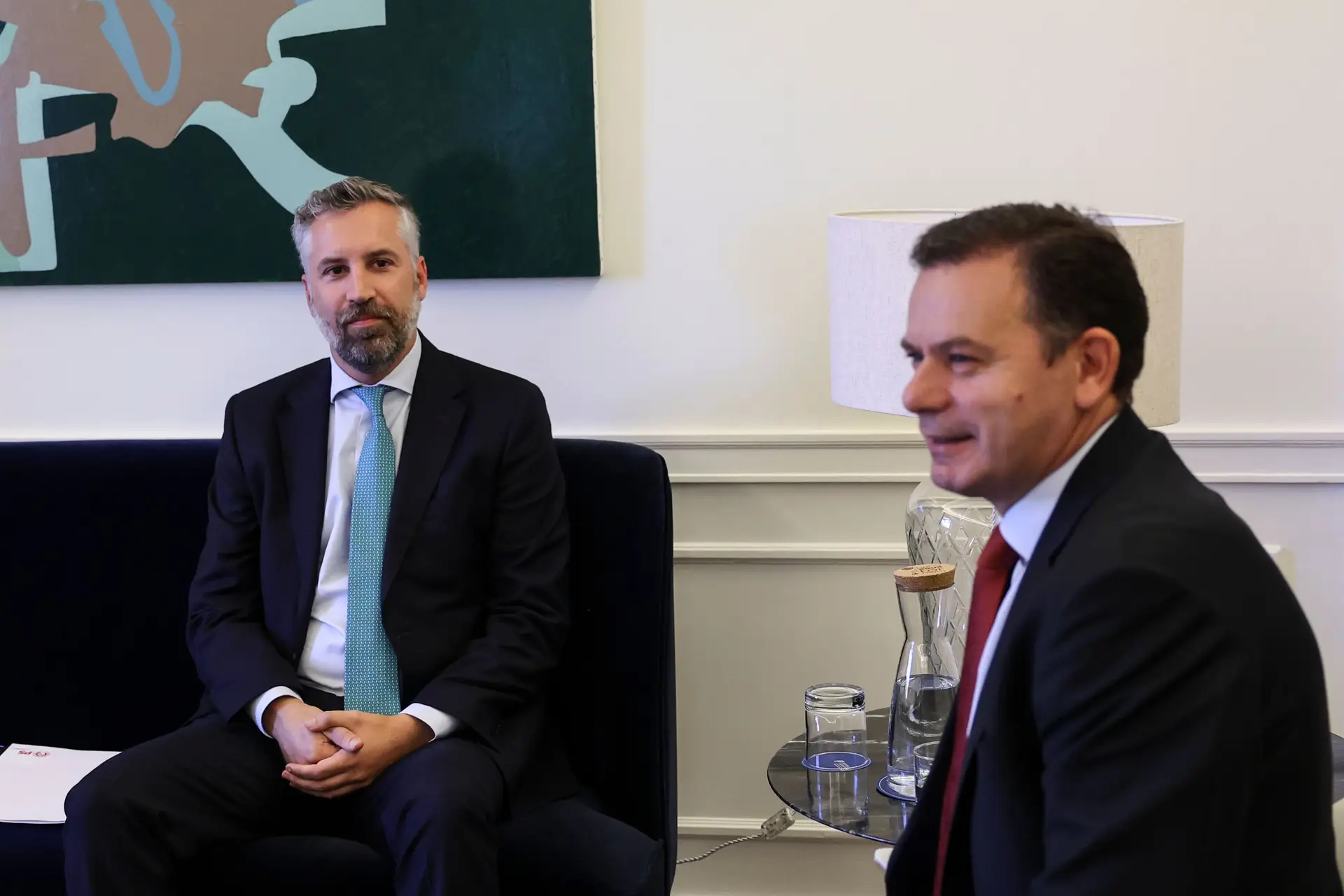 O primeiro-ministro, Luís Montenegro, ladeado pelo secretário-geral do Partido Socialista, Pedro Nuno Santos, durante um encontro na residência Oficial de S. Bento, em Lisboa, 27 de setembro