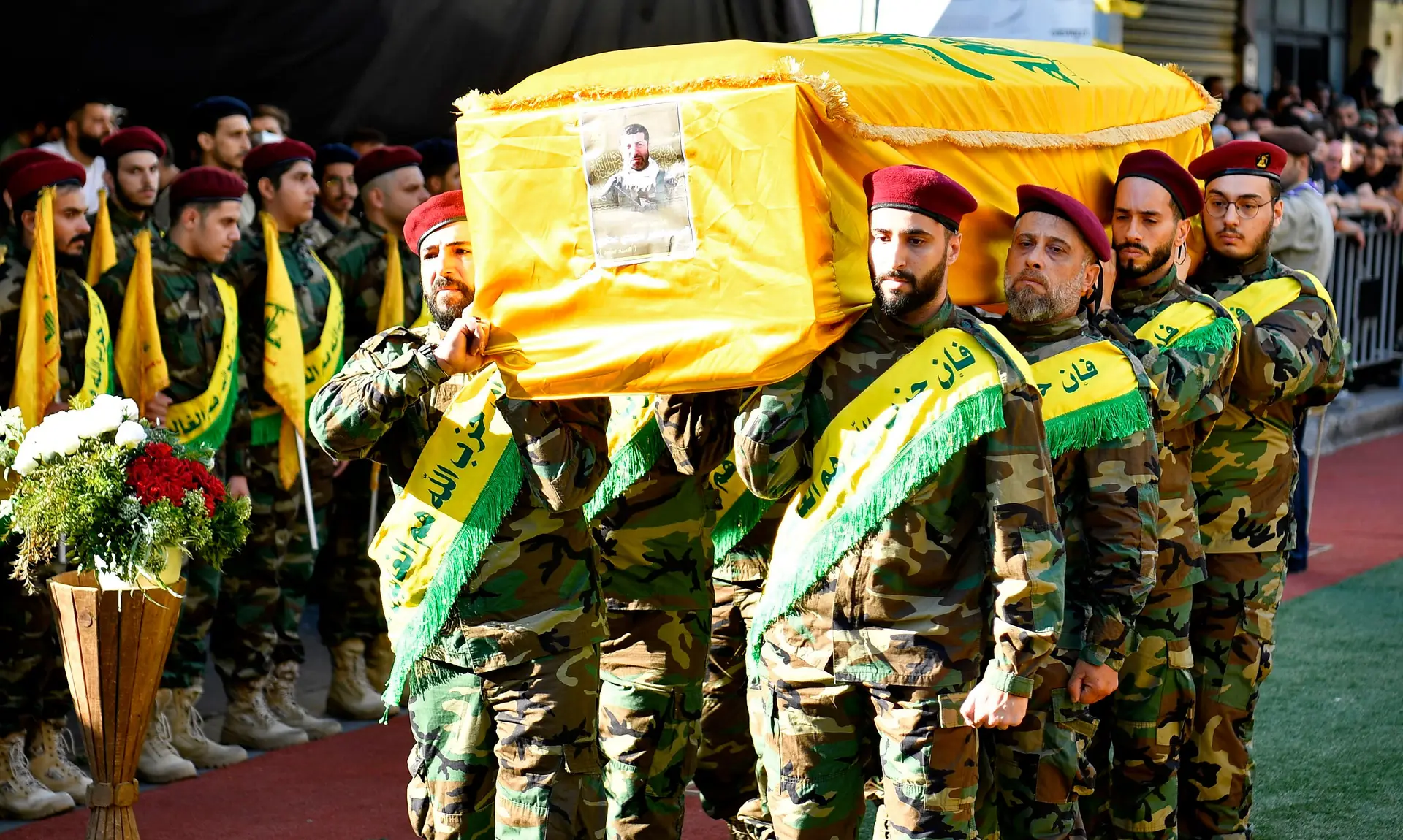 Combatentes do Hezbollah num funeral de vítimas dos ataques de Israel a Beirute, no dia 27 de setembro
