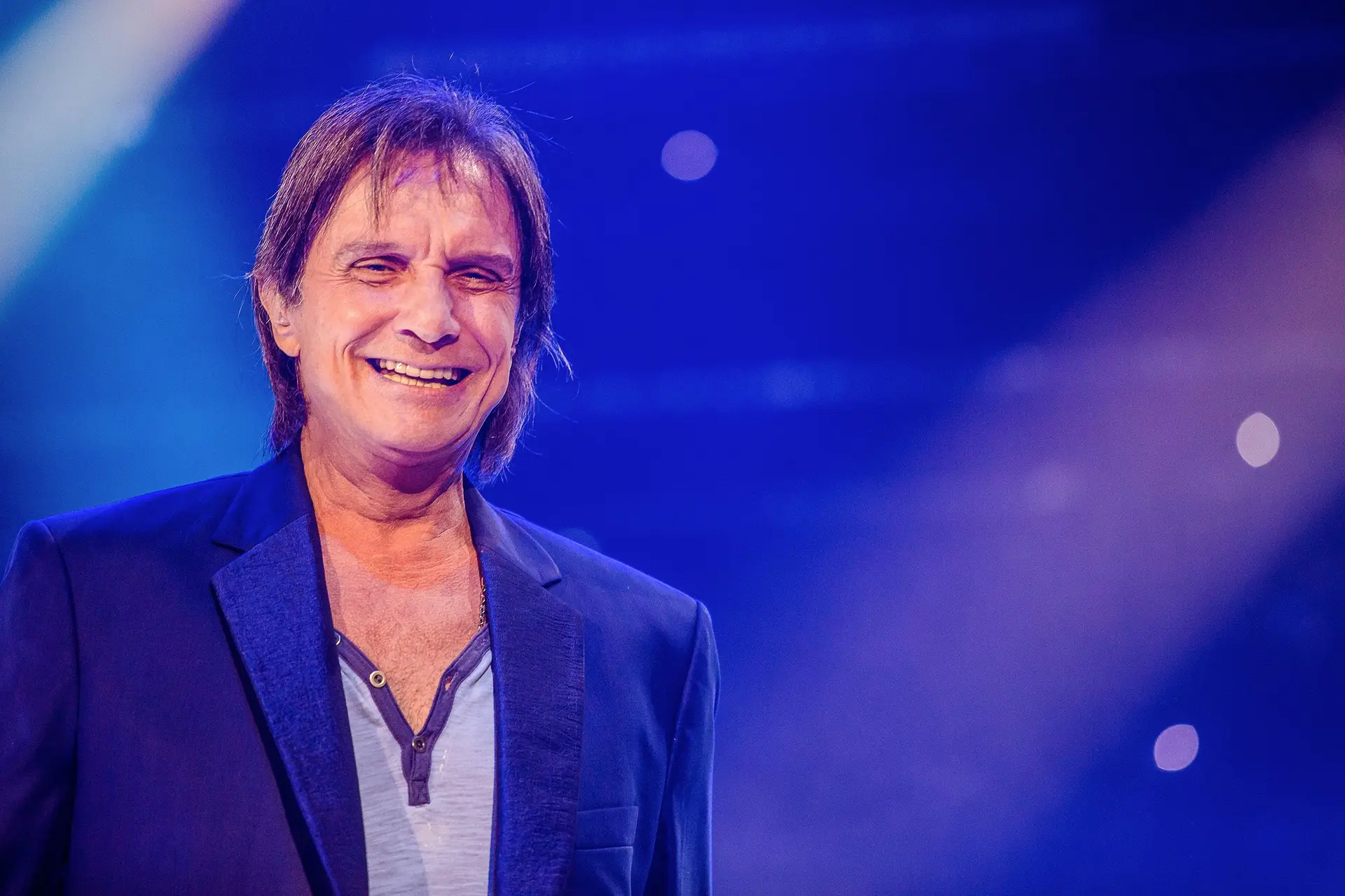 Aos 83 anos, Roberto Carlos continua a dar concertos e soma, até hoje, cerca de 140 milhões de discos vendidos