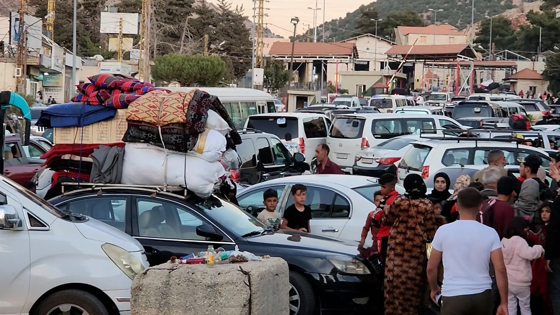 Libaneses tentam entrar na Síria na fronteira de al-Masnaa, a cerca de 45 quilómetros de Damasco