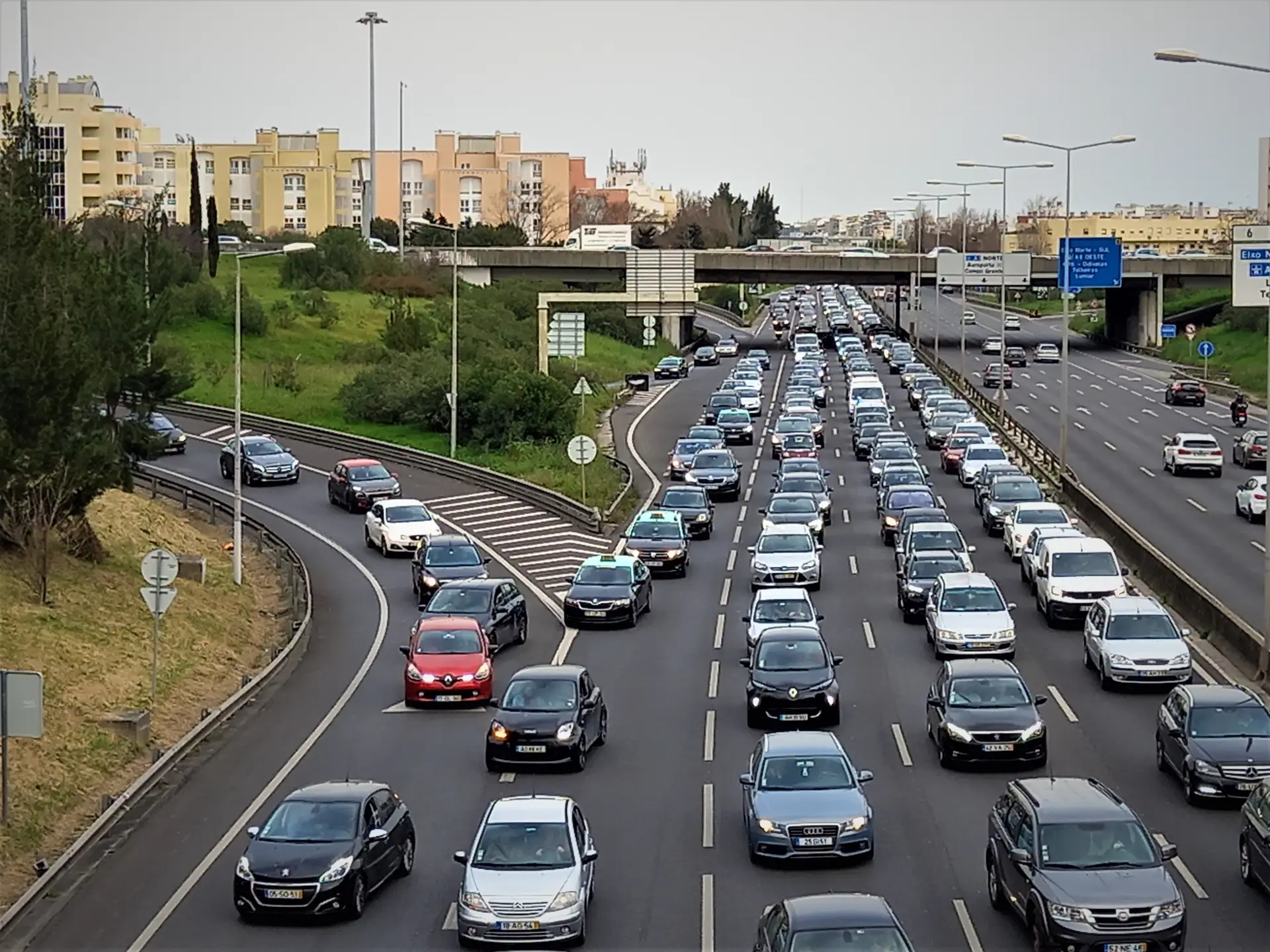 Os portugueses estão a comprar mais carros e na fábrica da Stellantis, em Mangualde, teve início a produção de automóveis elétricos em série