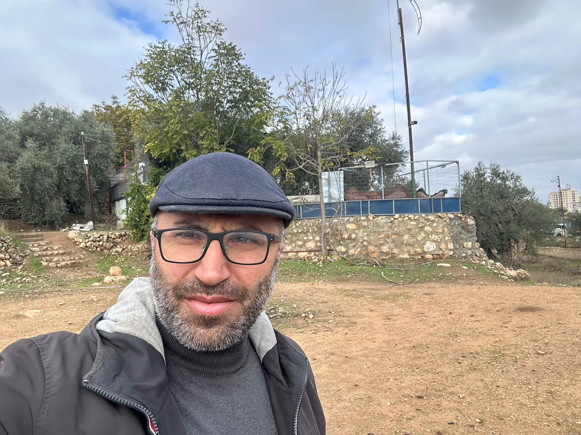 O ativista pelos direitos dos palestinianos Issa Amro, ao pé da sua casa, em Hebron