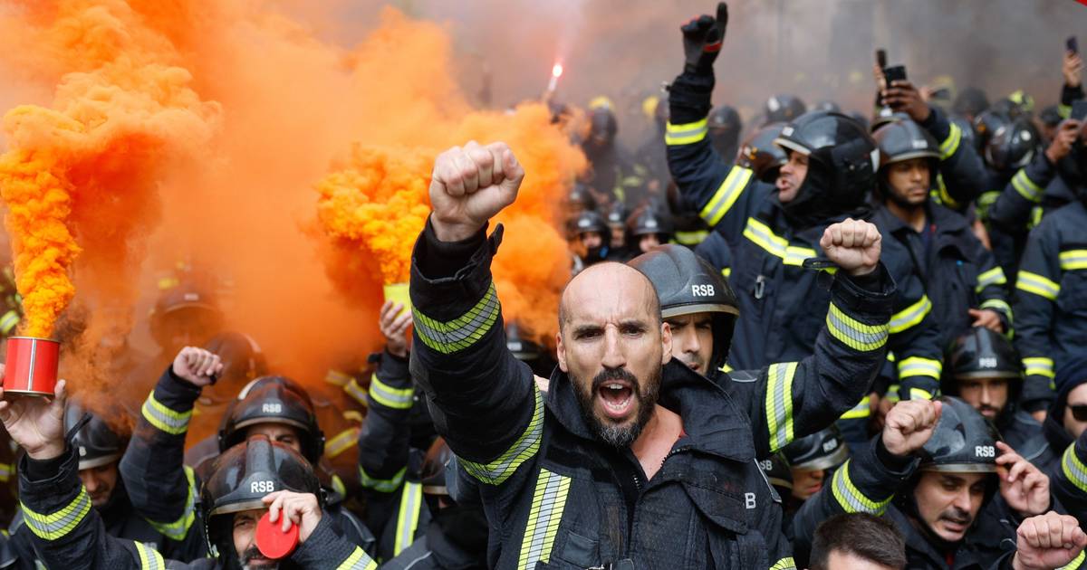 Sem acordo com o Governo, bombeiros ameaçam voltar à rua mas ainda querem levar negociação ao Parlamento