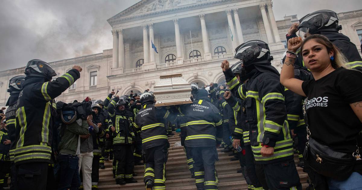 “Palavras de agradecimento não bastam”: seis perguntas e respostas no dia em que Parlamento debate bombeiros
