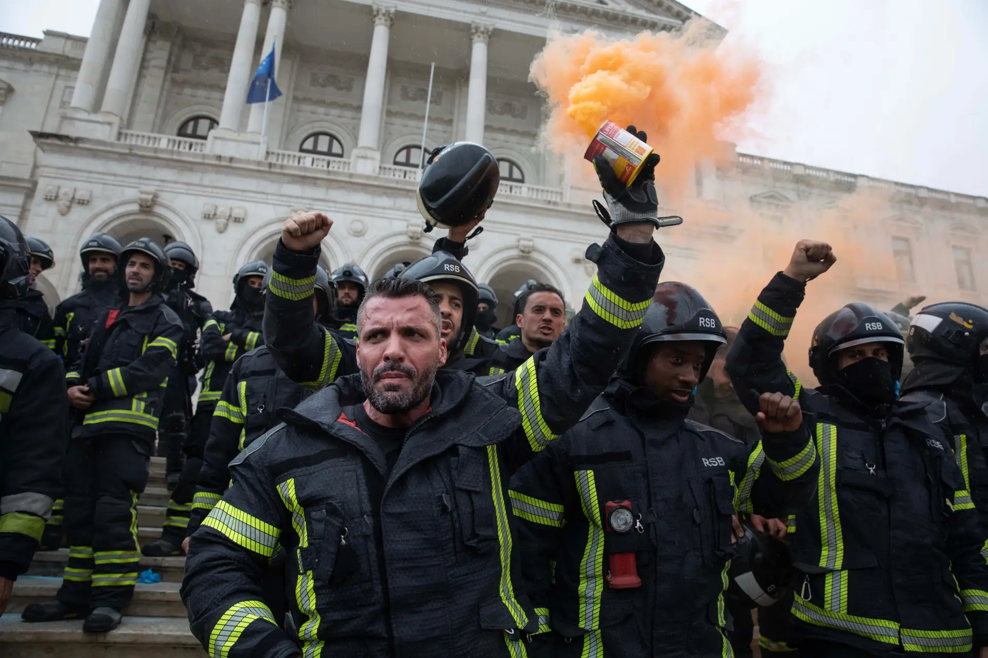 Protesto dos bombeiros sapadores em outubro, nas escadarias do Parlamento