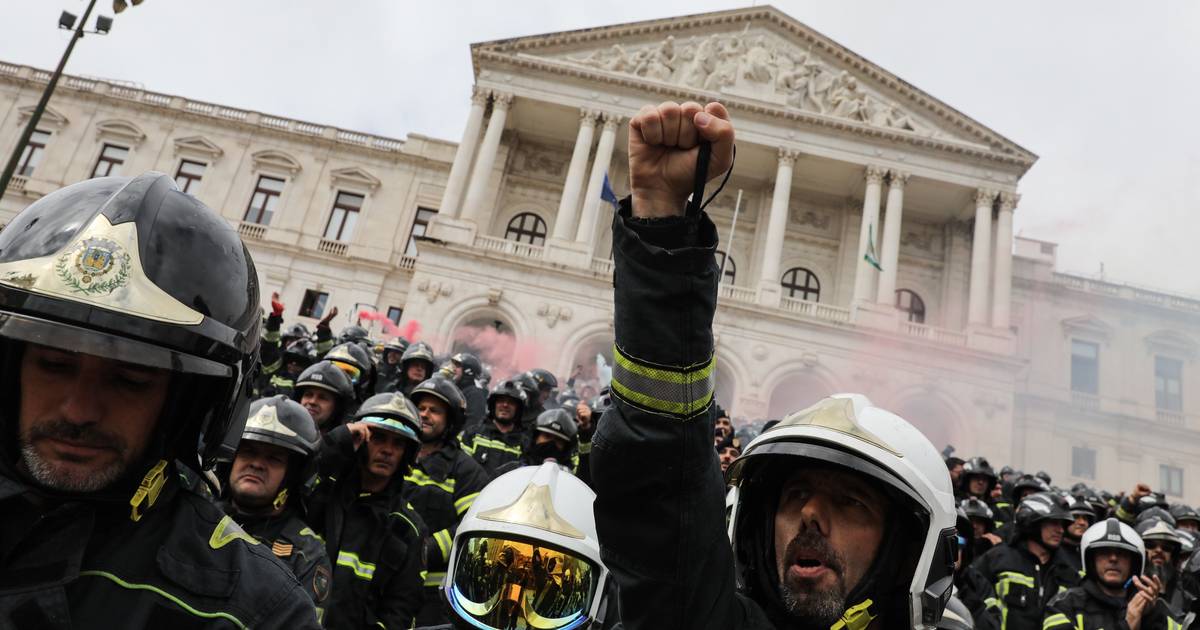 Parlamento aprova classificação do bombeiro como profissão de desgaste rápido e reduz idade de reforma