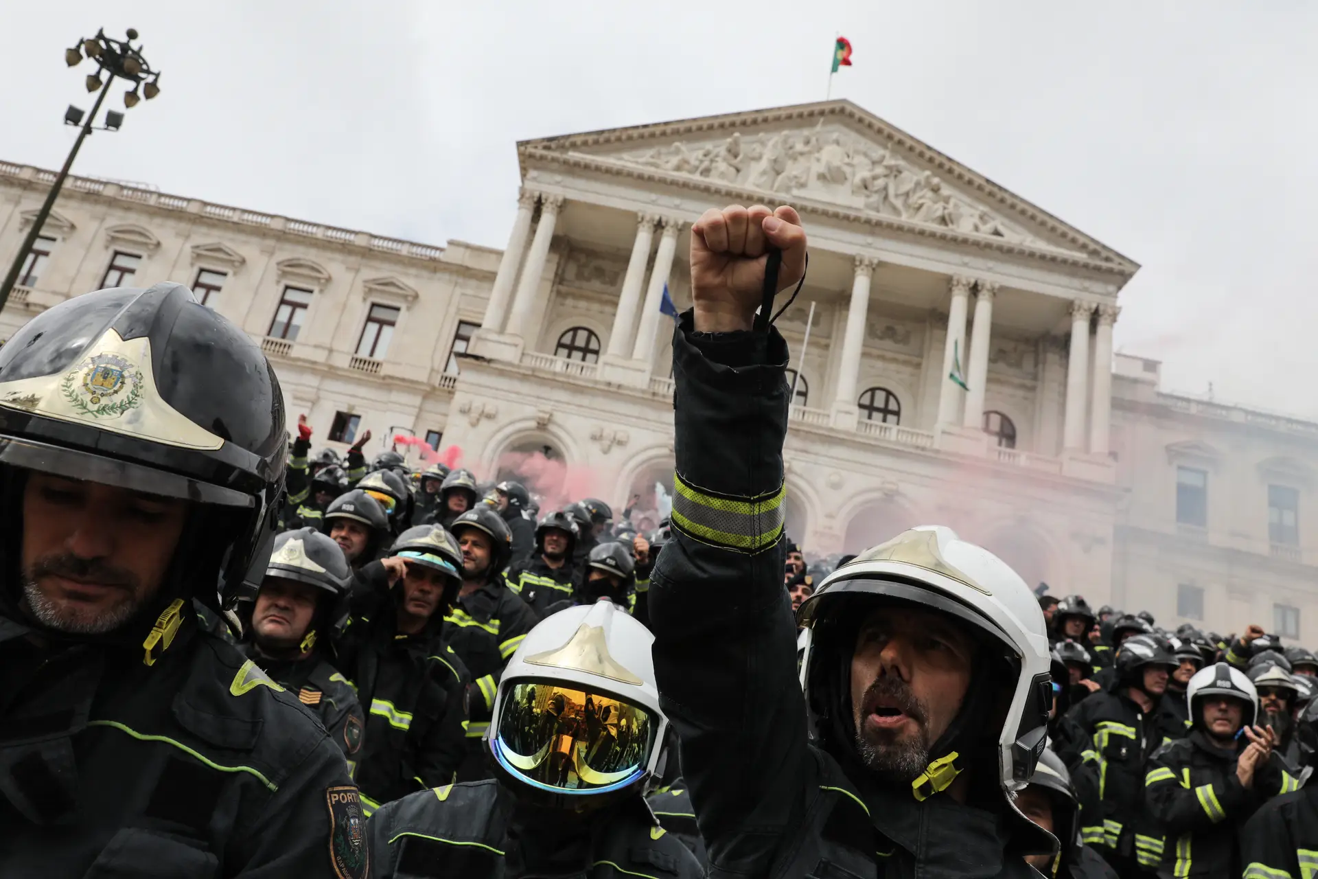 Parlamento aprova classificação de bombeiro como profissão de desgaste rápido e reduz a idade de acesso à reforma