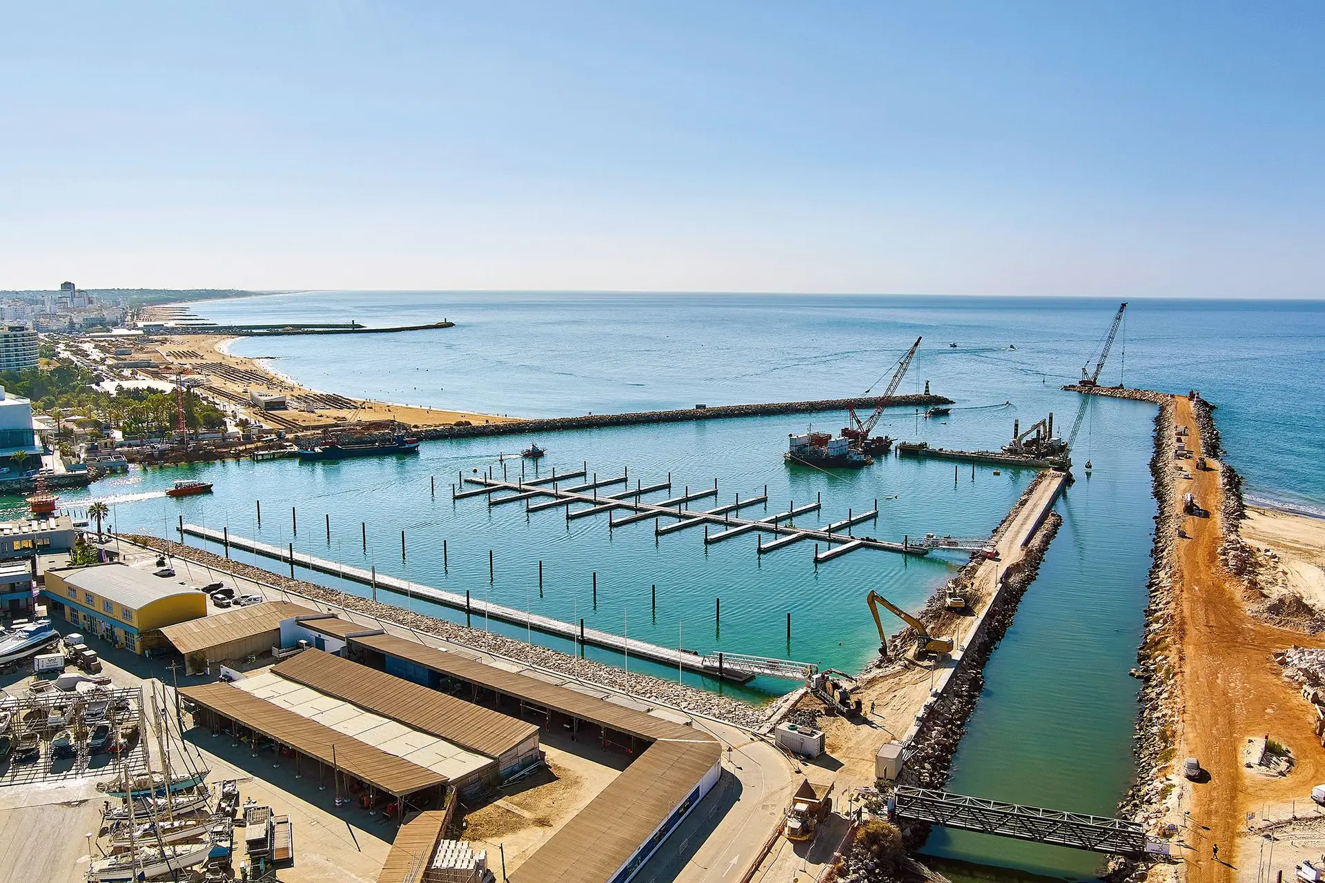 No ante-porto da marina de Vilamoura construíram-se 68 lugares para embarcações até 40 metros, obra onde já foram investidos €23 milhões