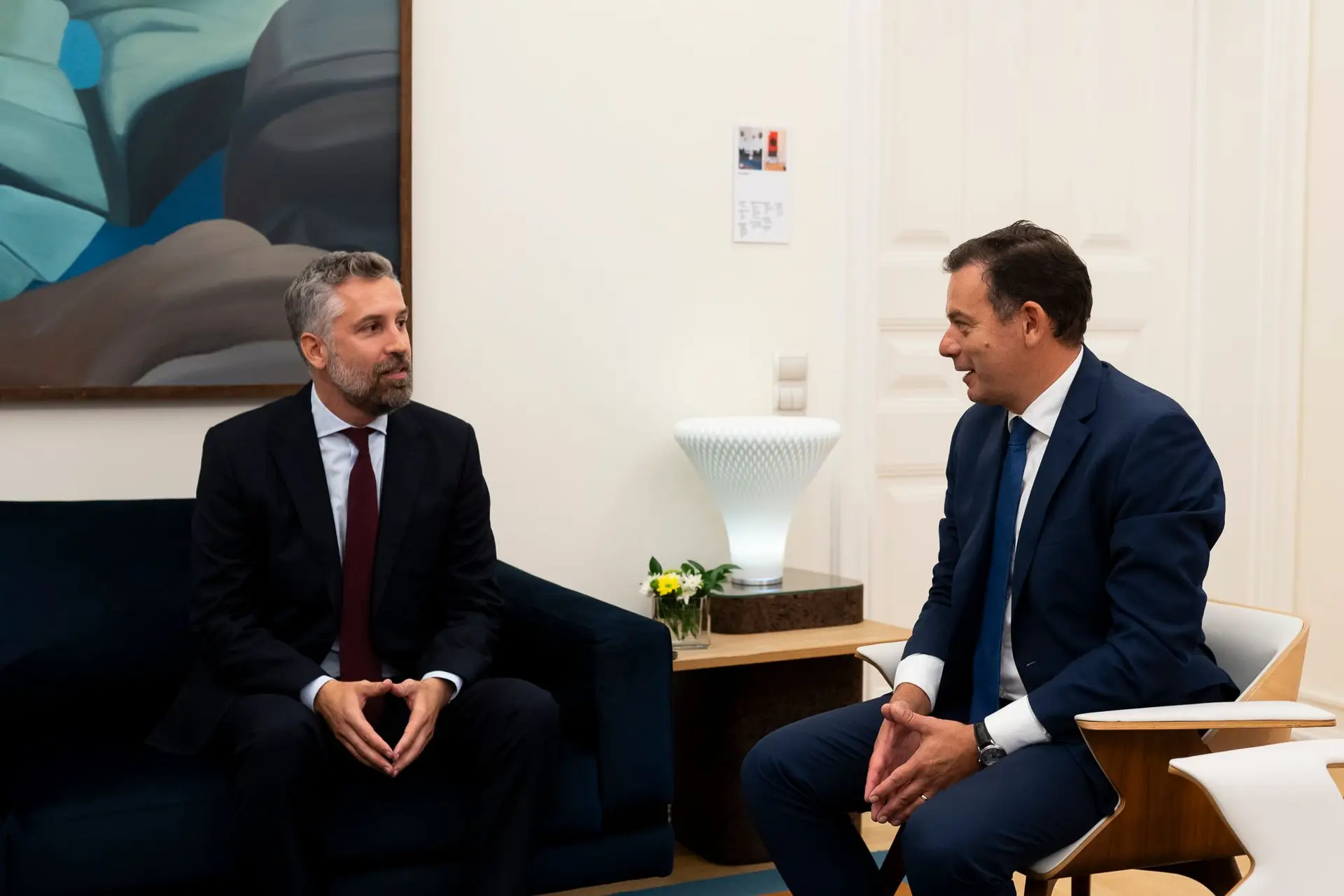 IRS Jovem progressivo, IRC a meio caminho, aumentos de pensões e investimento na habitação: o que é a proposta "irrecusável" de Montenegro