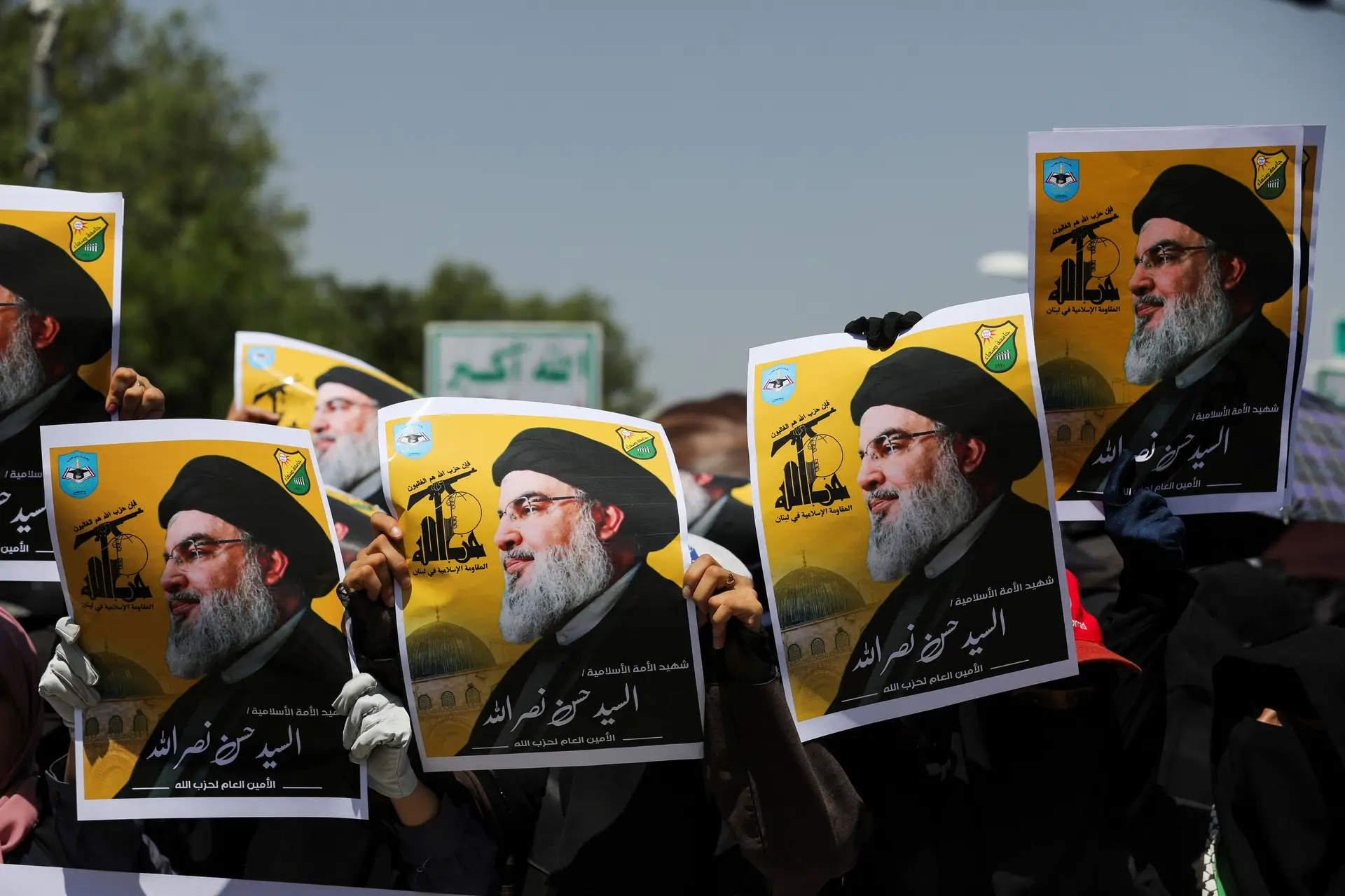 Manifestação de apoio ao Hezbollah, no Iémen, onde são exibidos cartazes do líder Hassan Nasrallah, assassinado por Israel a 27 de setembro, no Líbano