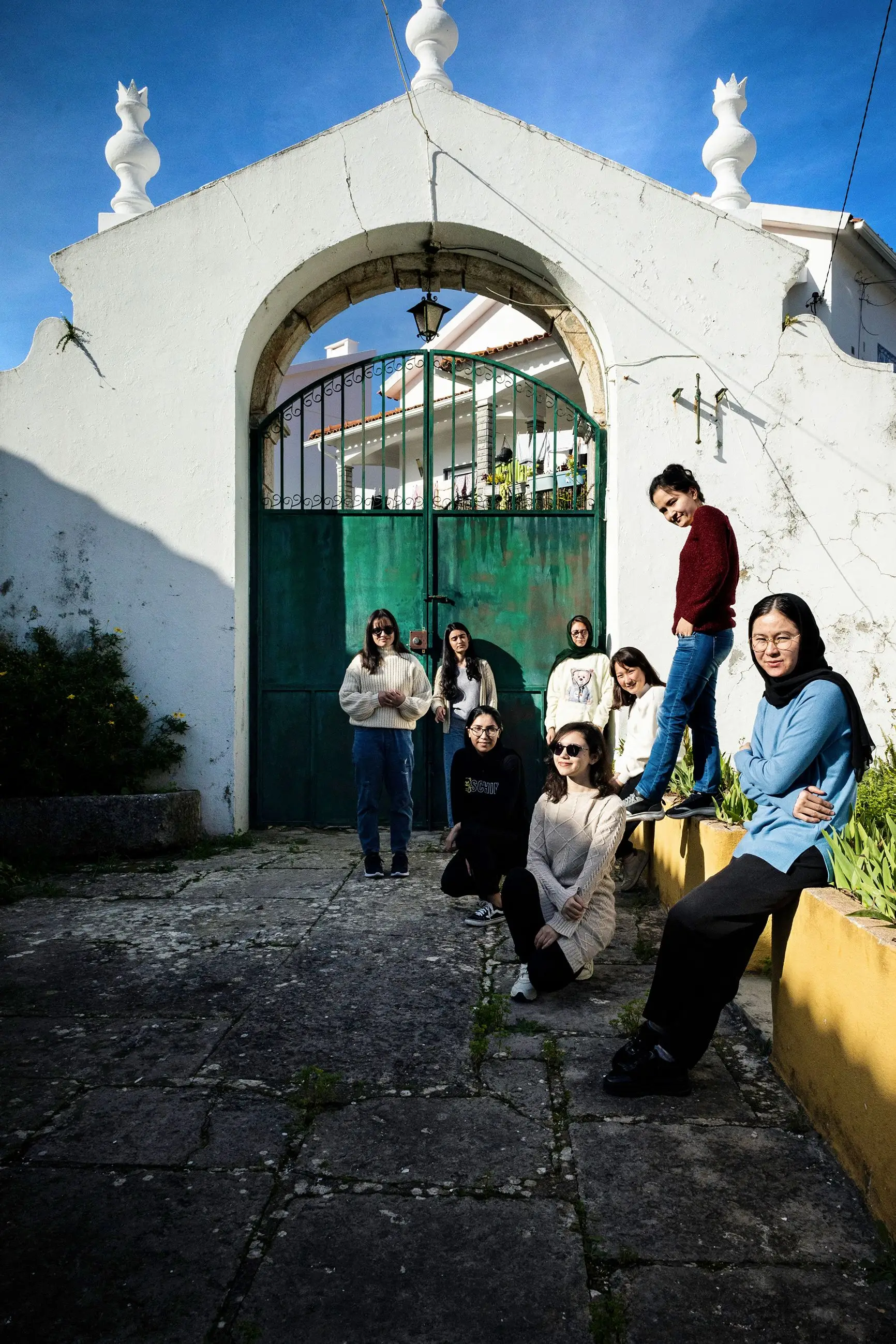 As oito jovens vivem nos arredores de Lisboa e estão a estudar. O objetivo comum é começarem a trabalhar e tornarem-se independentes