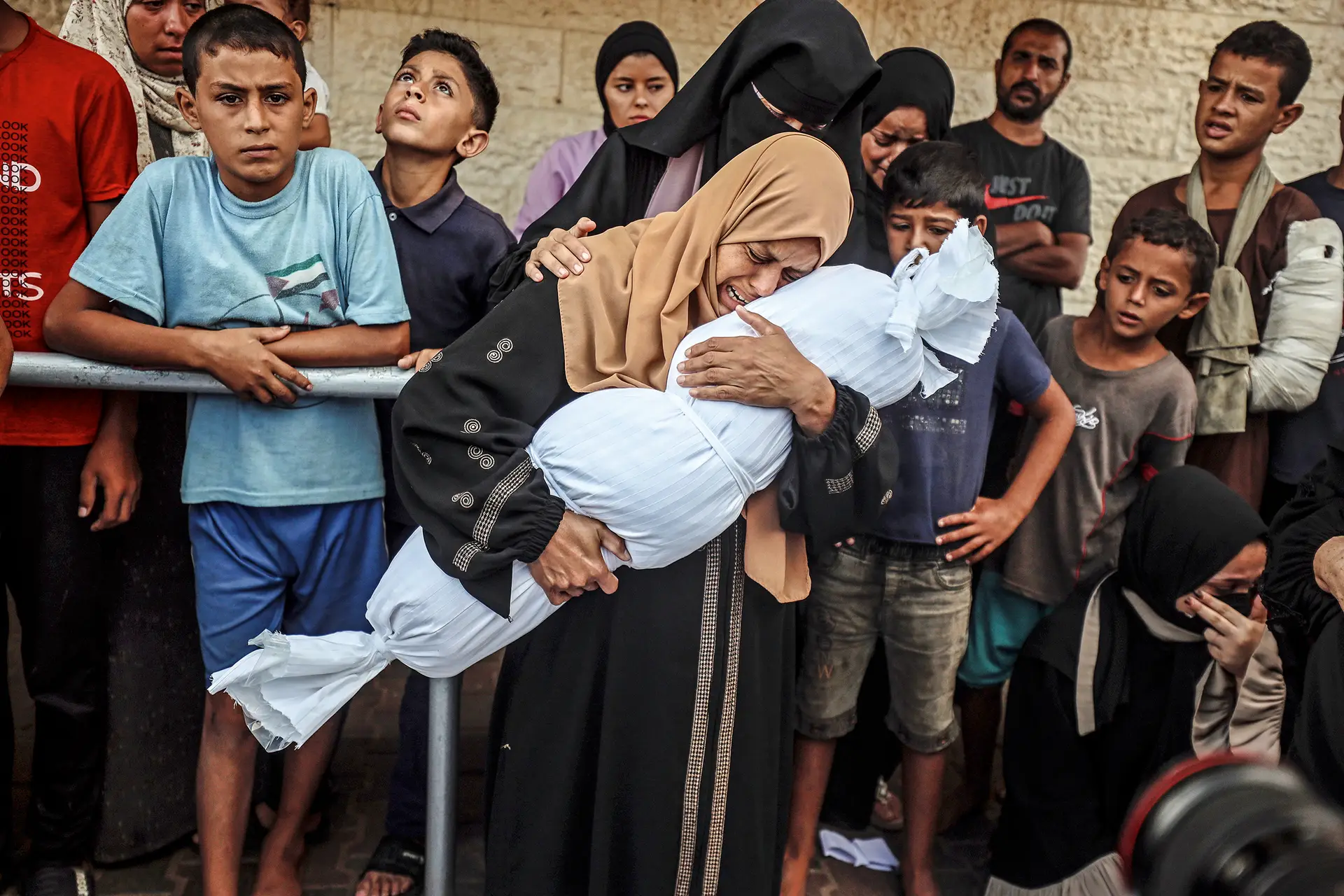 Palestinianos choram vítimas do ataque israelita ao campo de refugiados de Nuseirat, na Faixa de Gaza