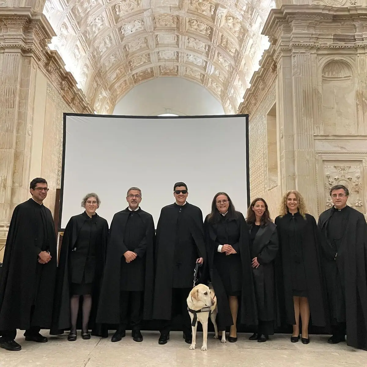 O estudante com o orientador da tese, Jónatas Machado, e os principais arguentes