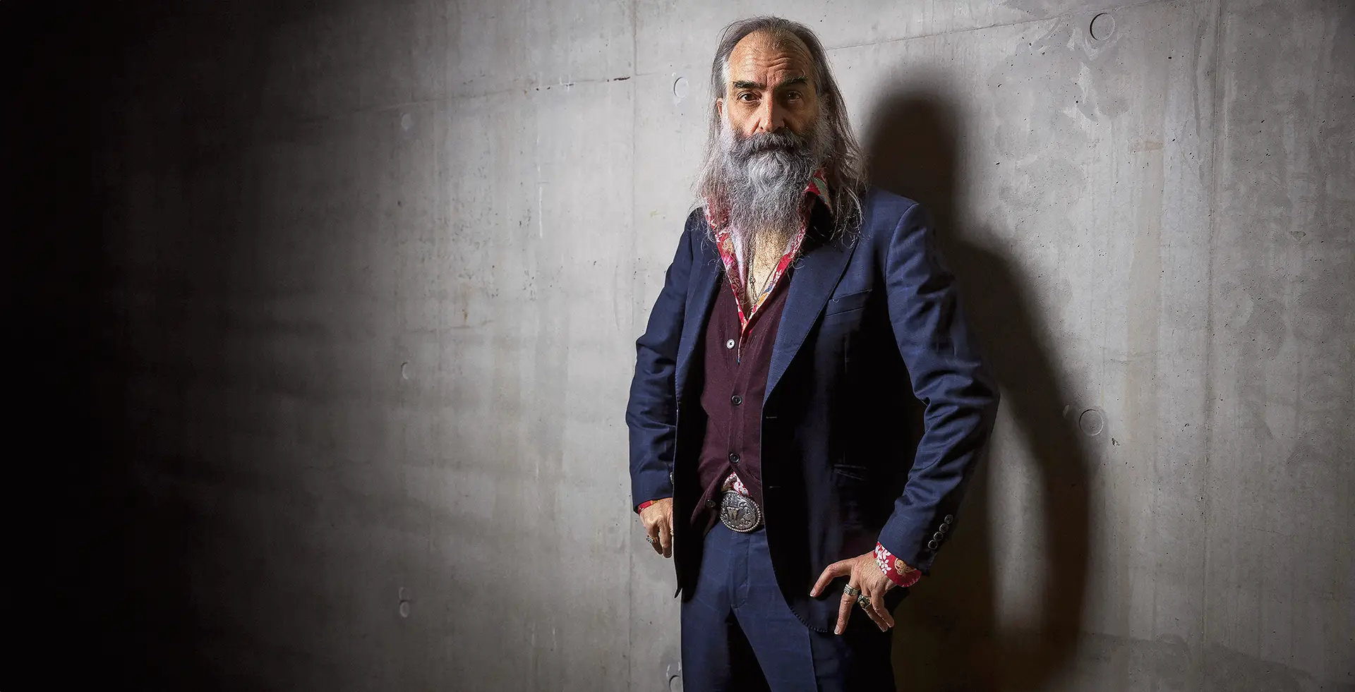 Grande entrevista a Warren Ellis, o braço-direito de Nick Cave: “Adoro subir ao local sagrado a que chamamos palco”