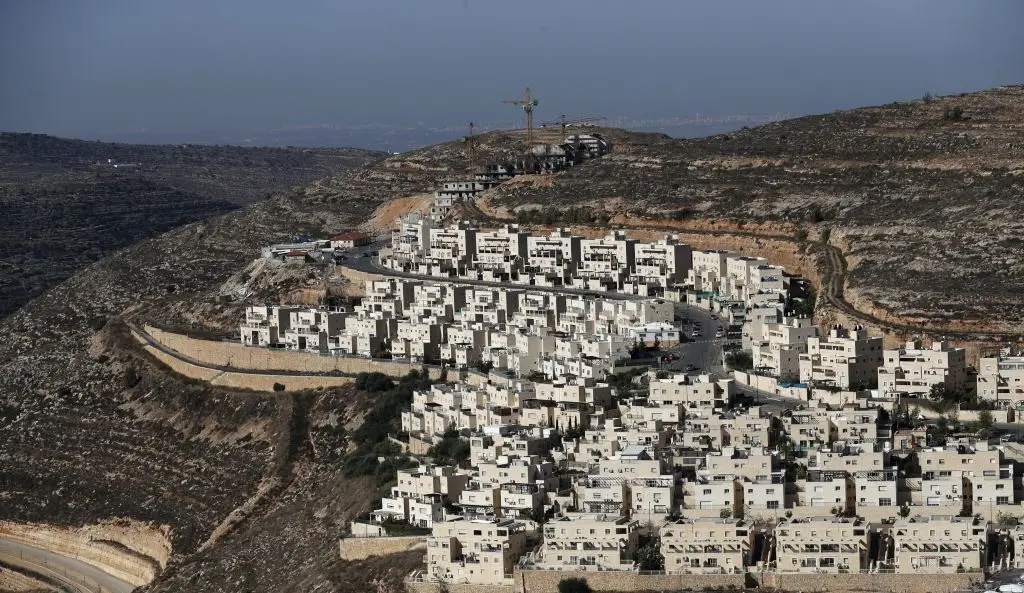 Colonatos — A construção e expansão de colonatos é um dos pilares da ocupação israelita da Palestina. A imagem mostra o colonato de Givat Zeev, perto de Ramallah, na Cisjordânia, onde hoje vivem mais de 20 mil pessoas. Tanto o muro de separação como os colonatos são ilegais face ao direito internacional