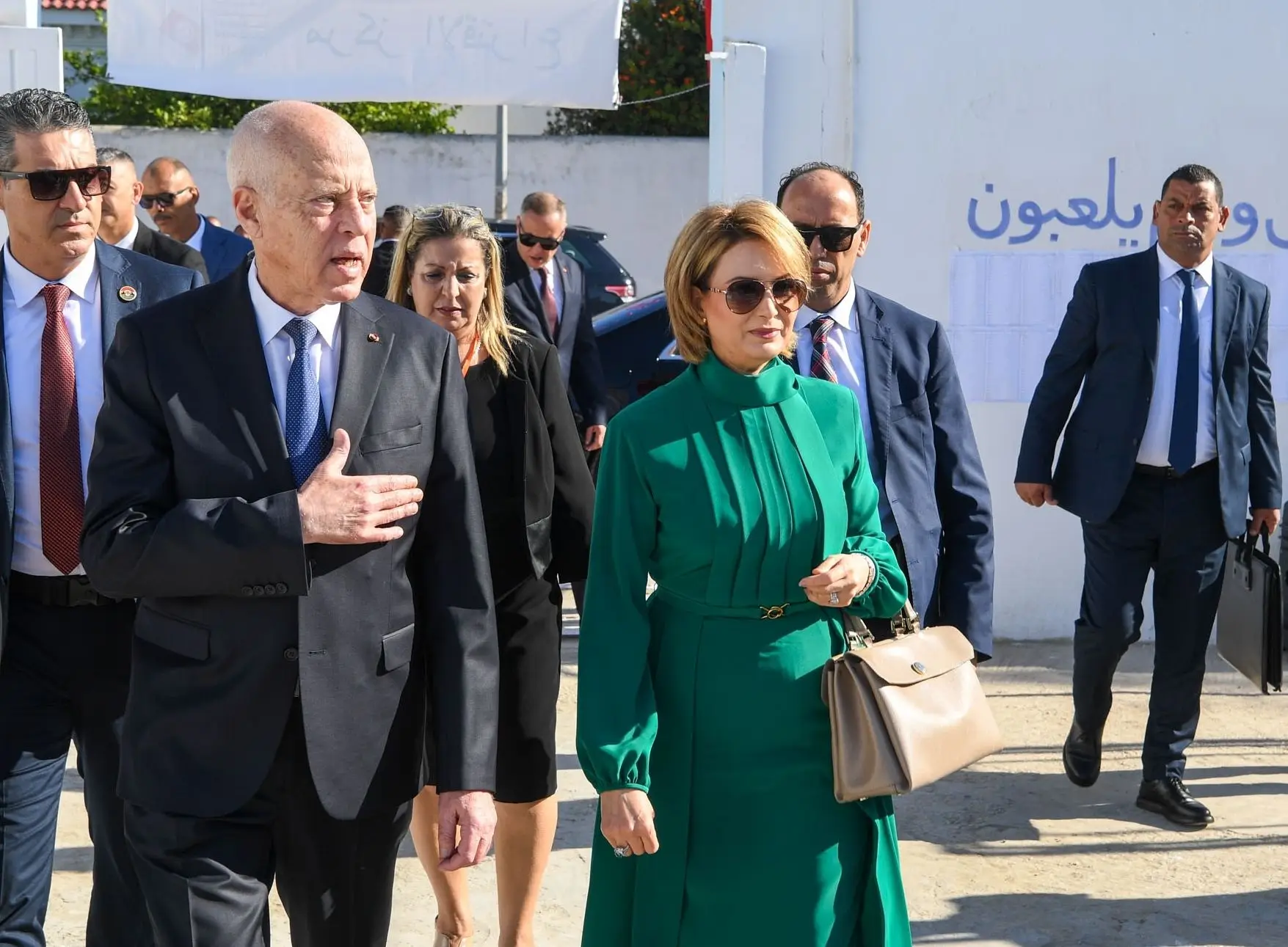 O Presidente da Tunísia, Kaïs Saïed, e a sua mulher, Ichraf Saïed, depois de terem votado em Tunes, a capital do país, a 6 de outubro de 2024