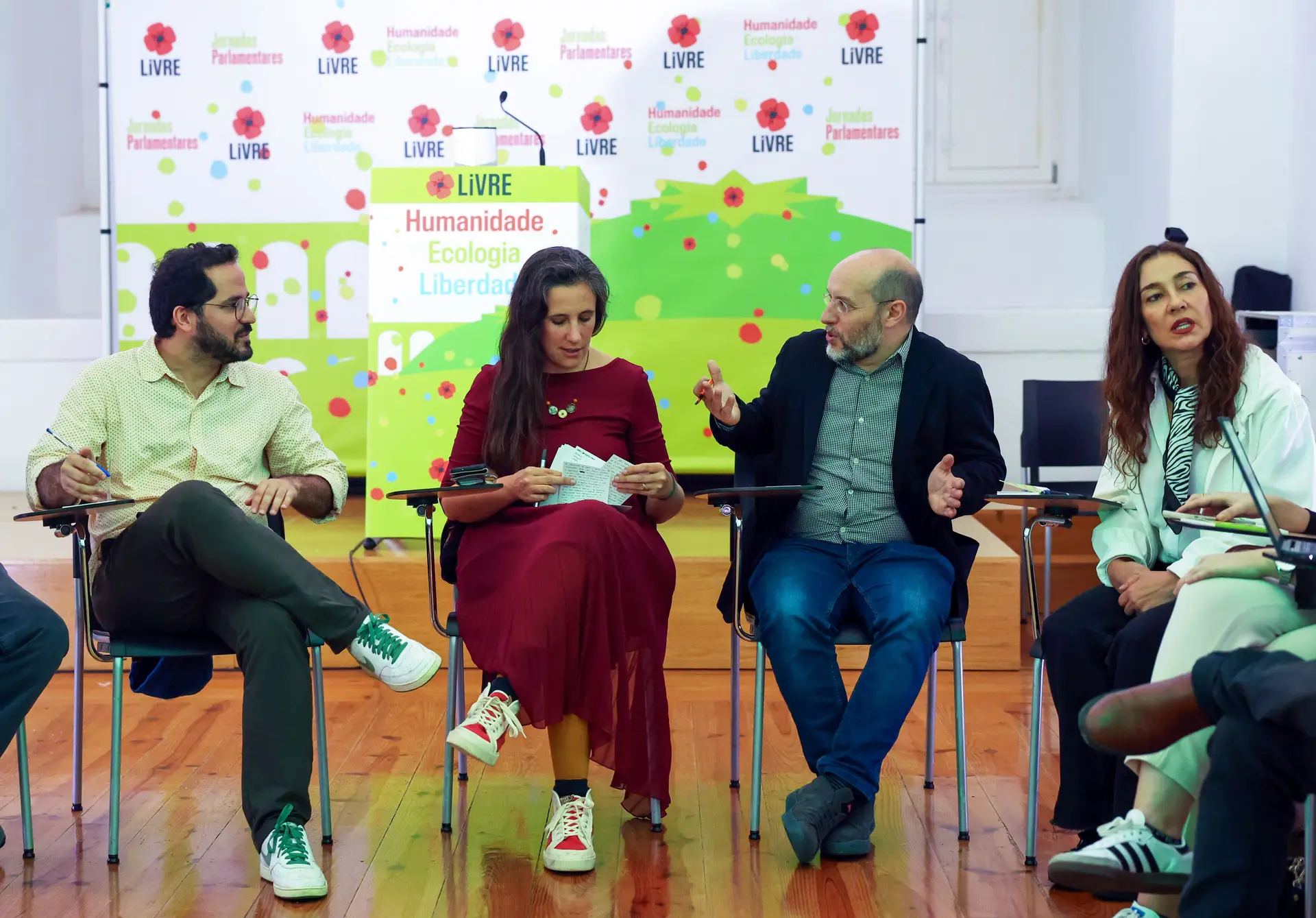 Tributar “super-mega-ricos”, semana de quatro dias, “maior salário mínimo até 2029”: Livre debate programa no “melhor momento de sempre”