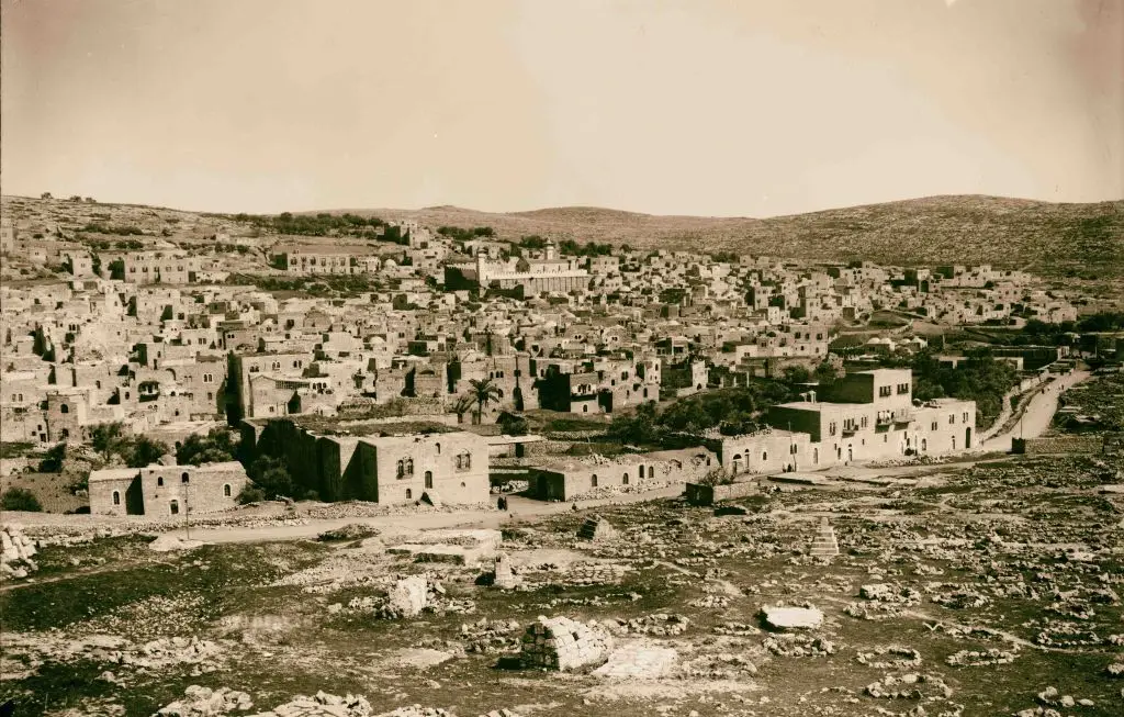 Palestina antiga — A mesquita que abriga o Túmulo dos Patriarcas (ao longe, ao centro desta foto de finais do século XIX) identifica a cidade de Hebron. À época, a Palestina faz parte do Império Otomano