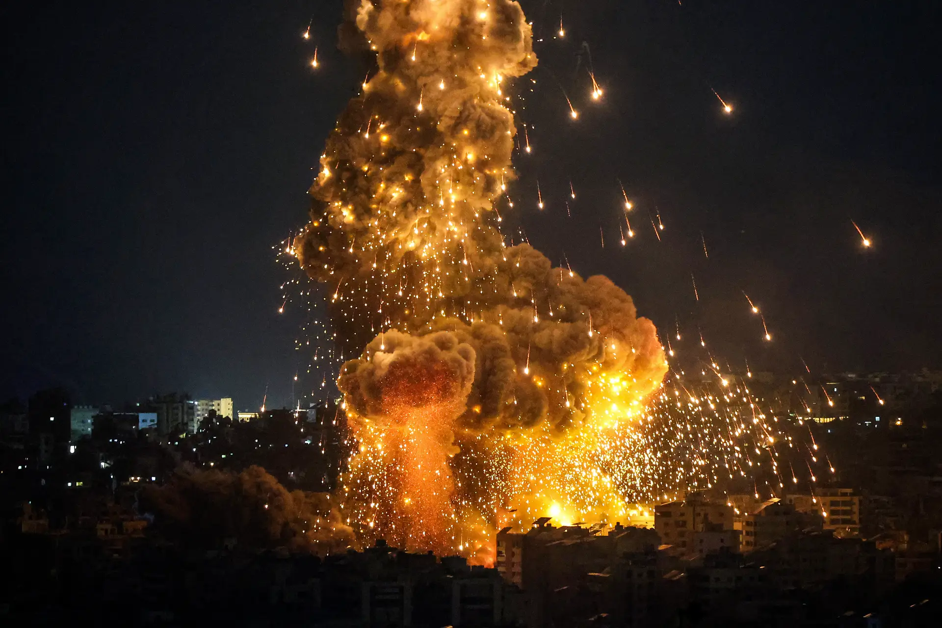 Explosões em Beirute, capital do Líbano, na sequência de mais um bombardeamento levado a cabo pelas forças israelitas, depois de terem lançado uma ofensiva terrestre e continuarem a atacar várias regiões do país
