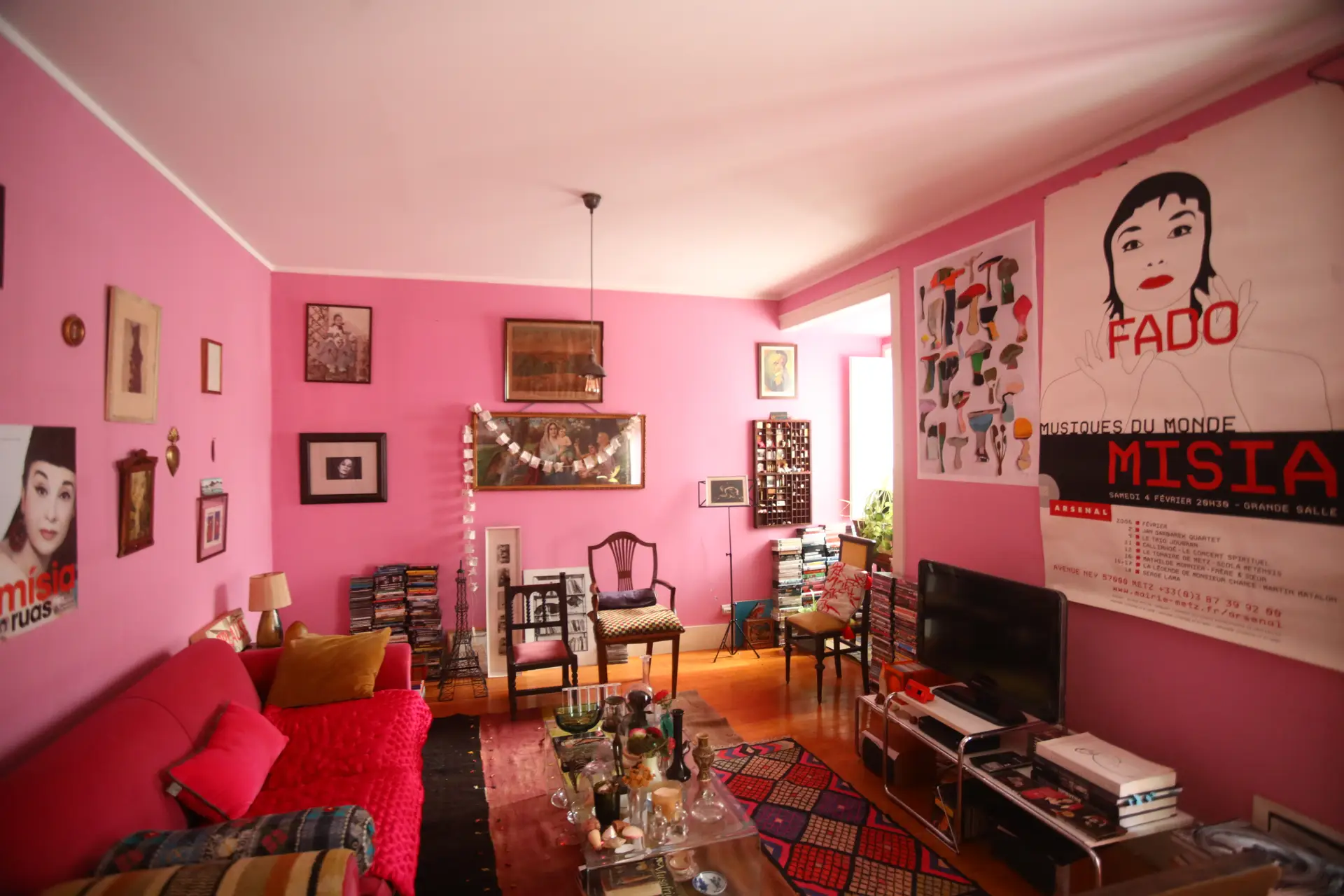 Sala de estar da casa onde a fadista Mísia viveu até ao final da sua vida, agora propriedade da Fundação Kees Eijrond